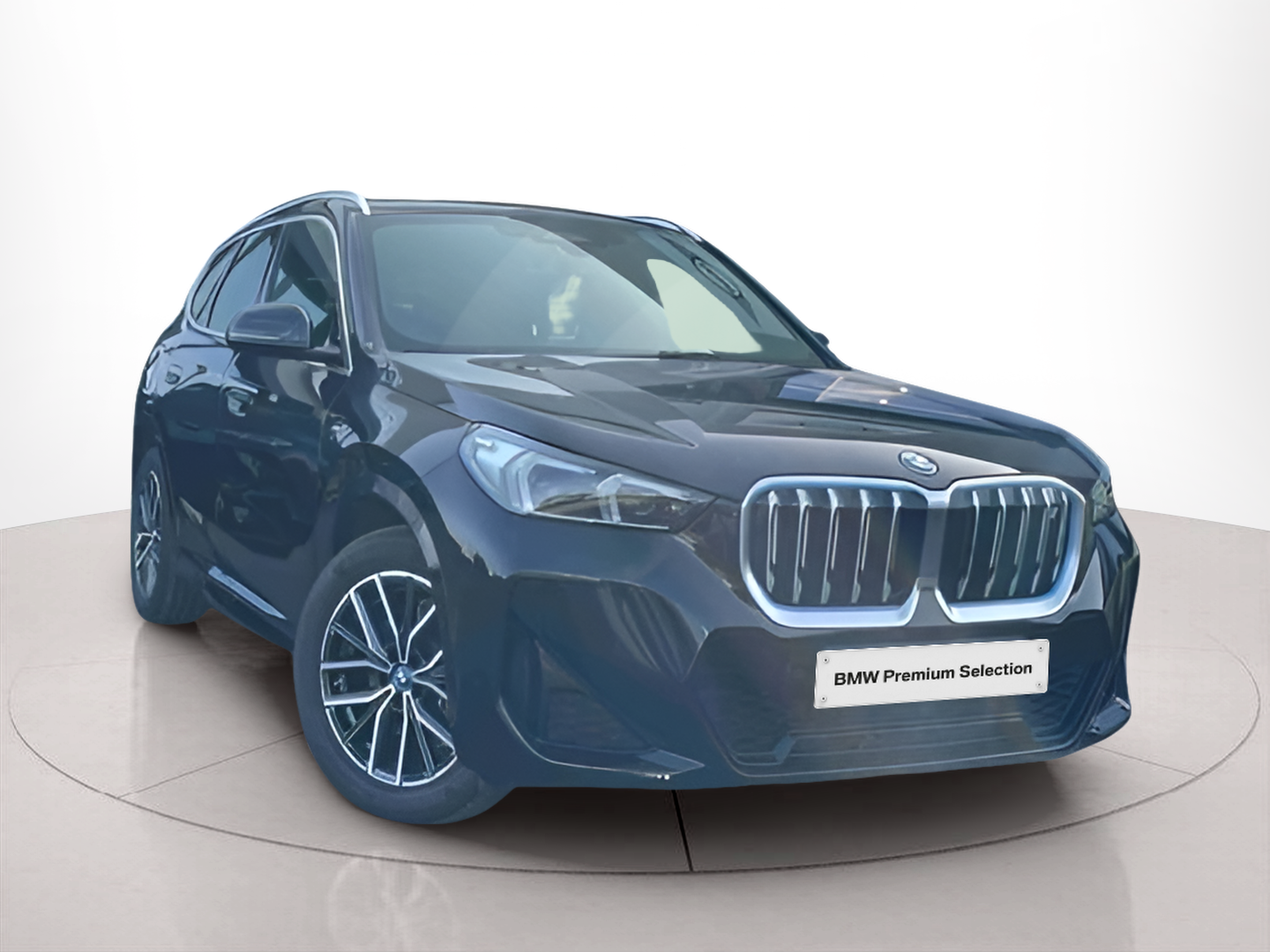 Fotos de BMW iX1 xDrive30 color Negro. Año 2023. 230KW(313CV). Elétrico. En concesionario Santogal Carnaxide de Oeiras