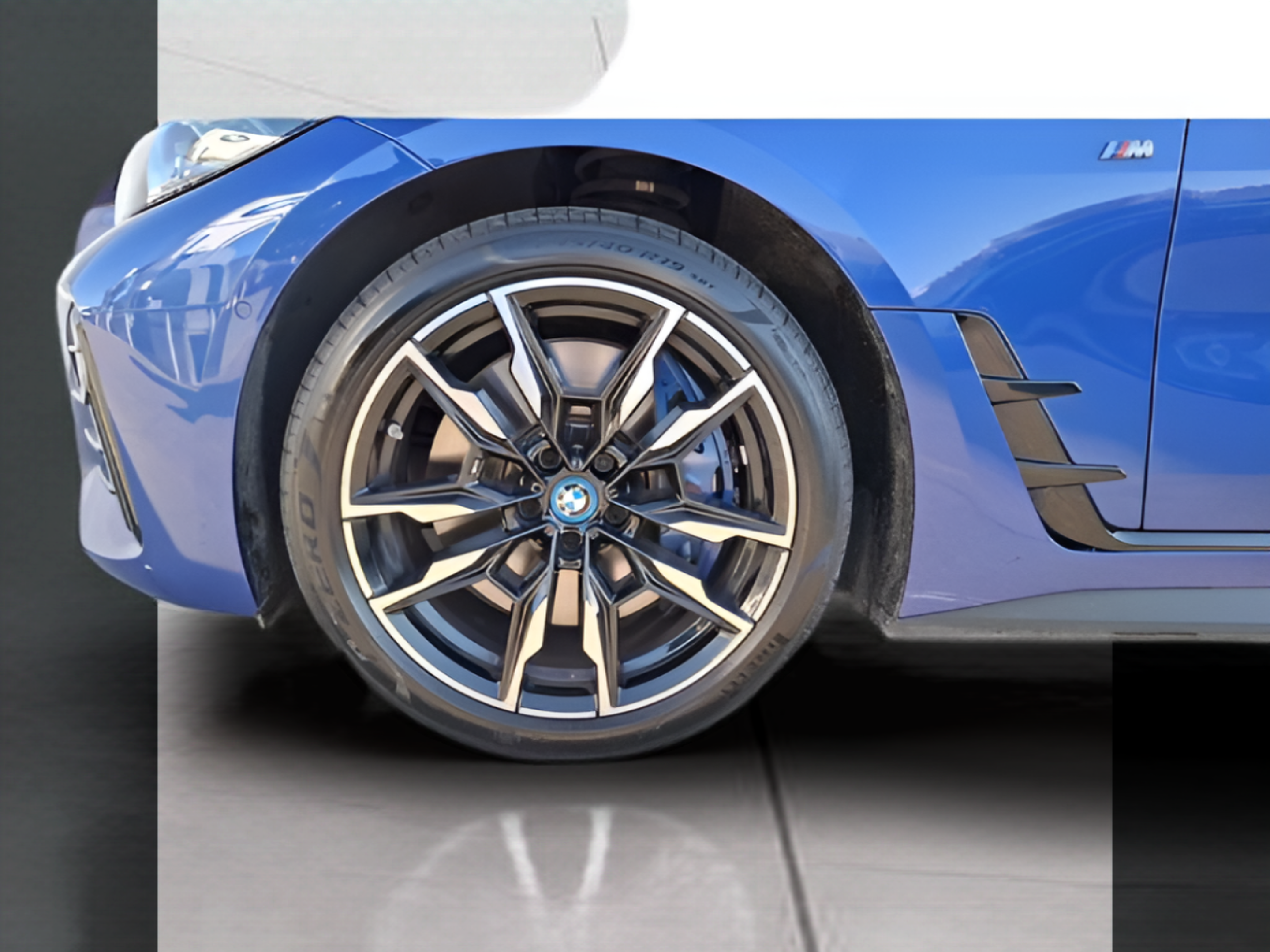 BMW i4 i4 M50 color Azul. Año 2022. 400KW(544CV). Elétrico. En concesionario Santogal Carnaxide de Oeiras