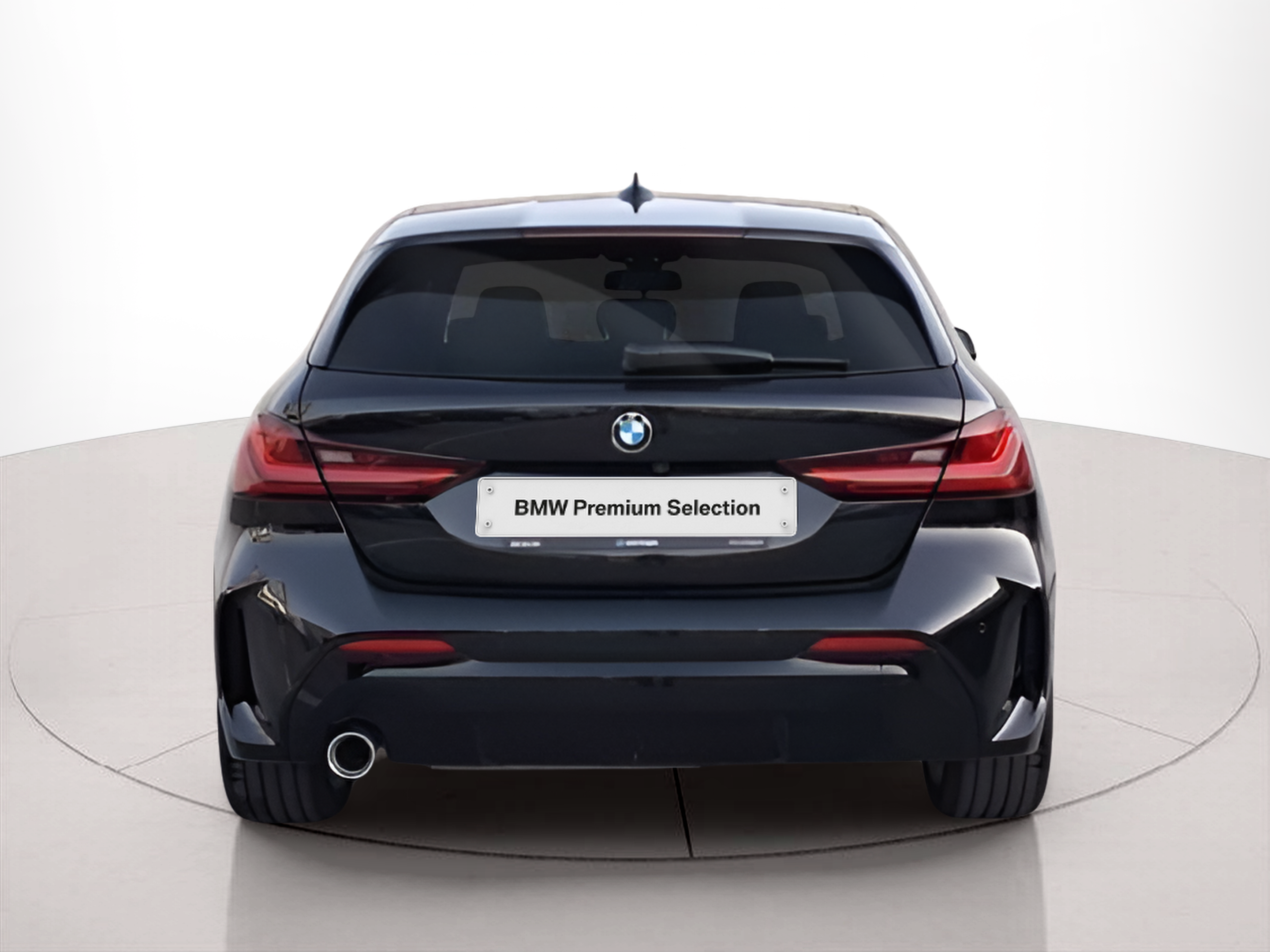 BMW Série 1 116d color Negro. Año 2024. 85KW(116CV). Diesel. En concesionario Santogal Carnaxide de Oeiras