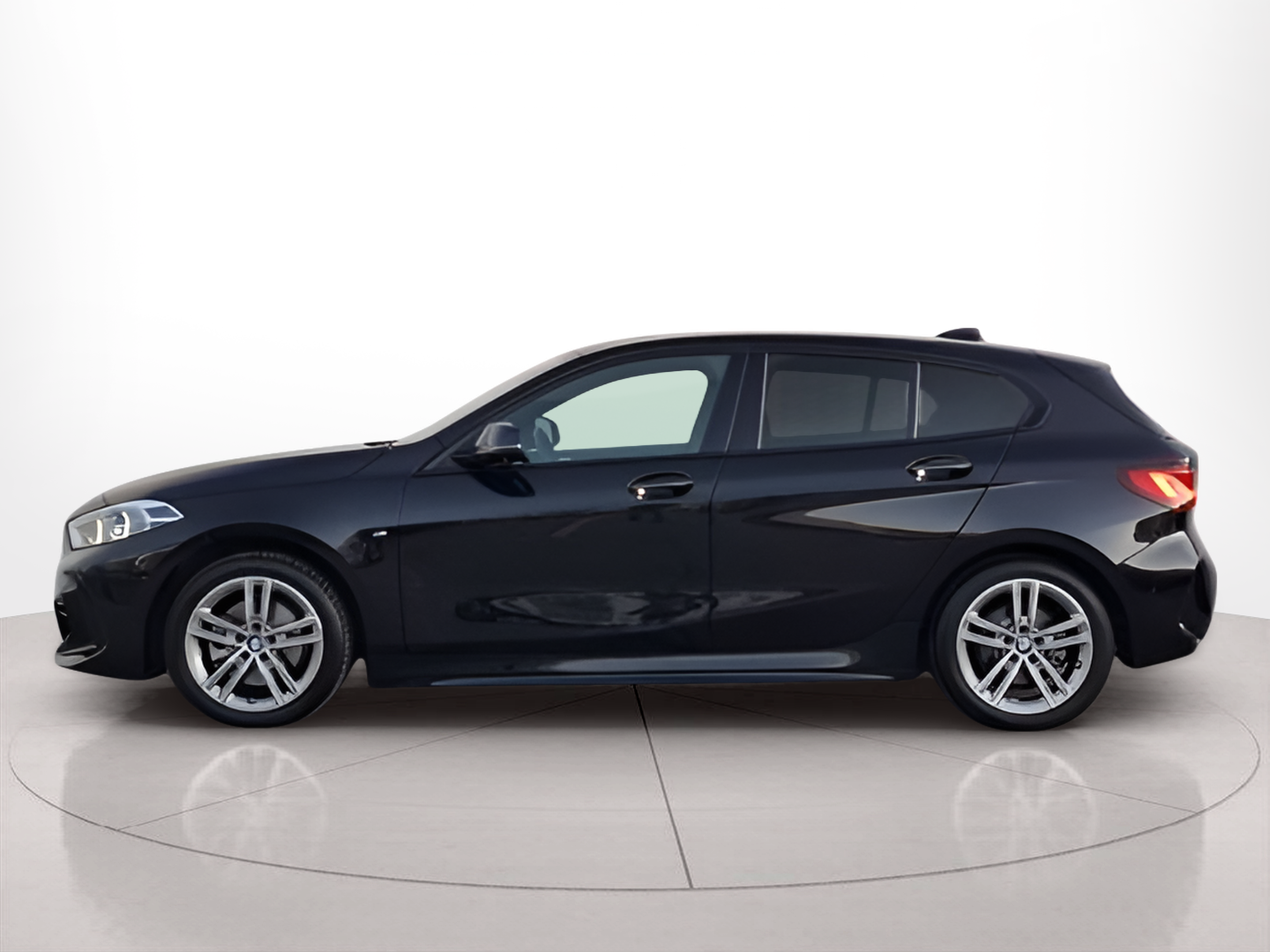 Fotos de BMW Série 1 116d color Negro. Año 2024. 85KW(116CV). Diesel. En concesionario Santogal Carnaxide de Oeiras