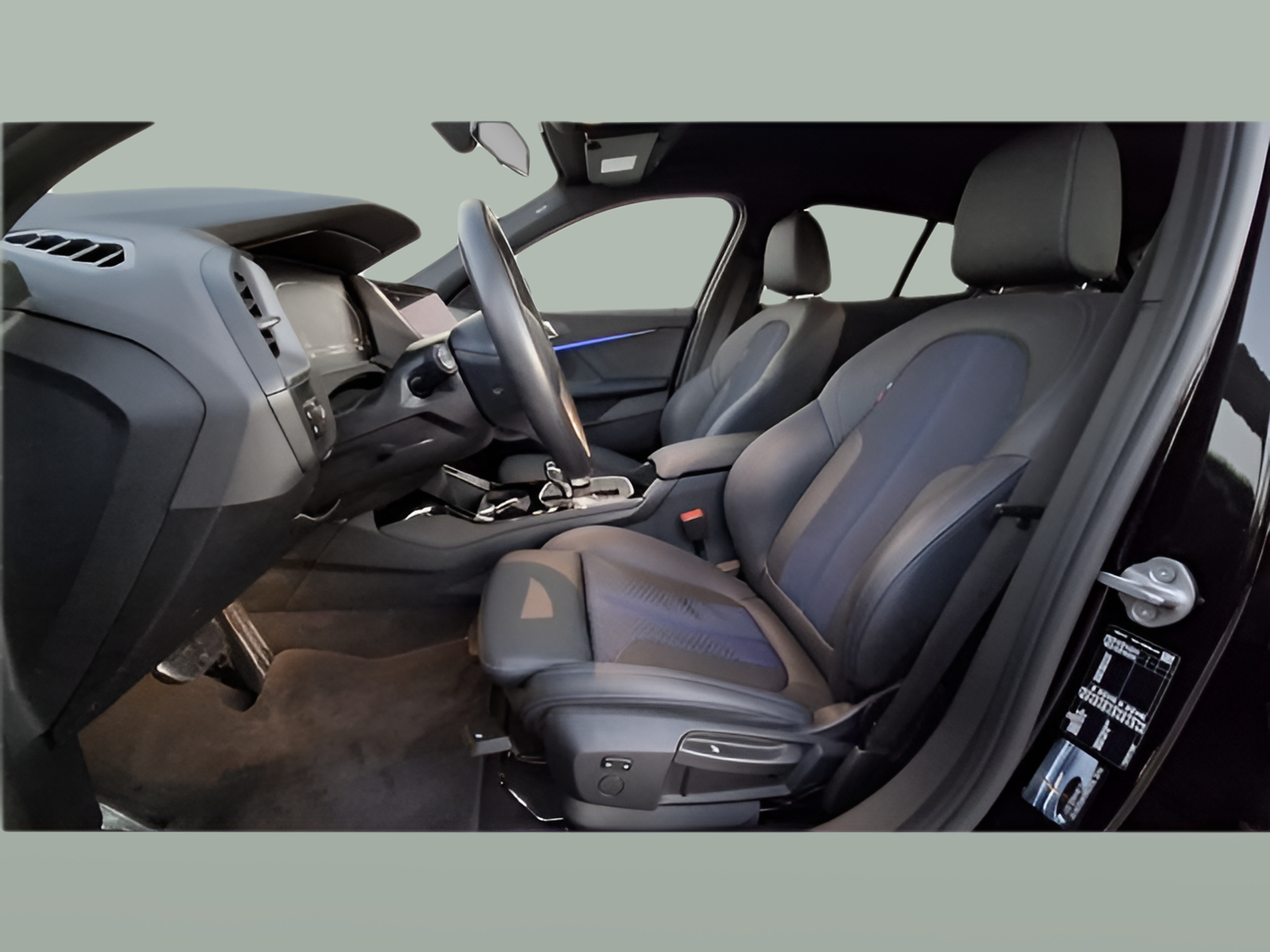 BMW Série 1 116d color Negro. Año 2024. 85KW(116CV). Diesel. En concesionario Santogal Carnaxide de Oeiras