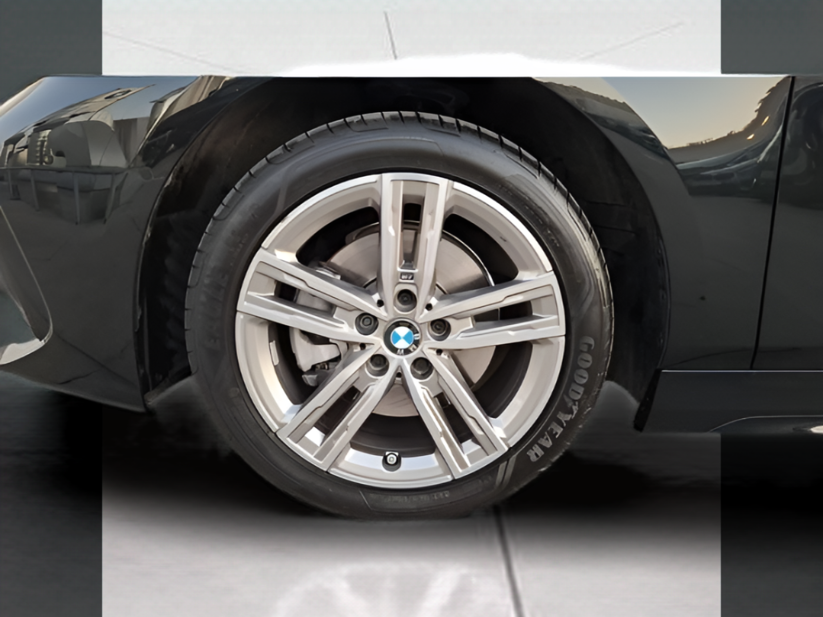 BMW Série 1 116d color Negro. Año 2024. 85KW(116CV). Diesel. En concesionario Santogal Carnaxide de Oeiras
