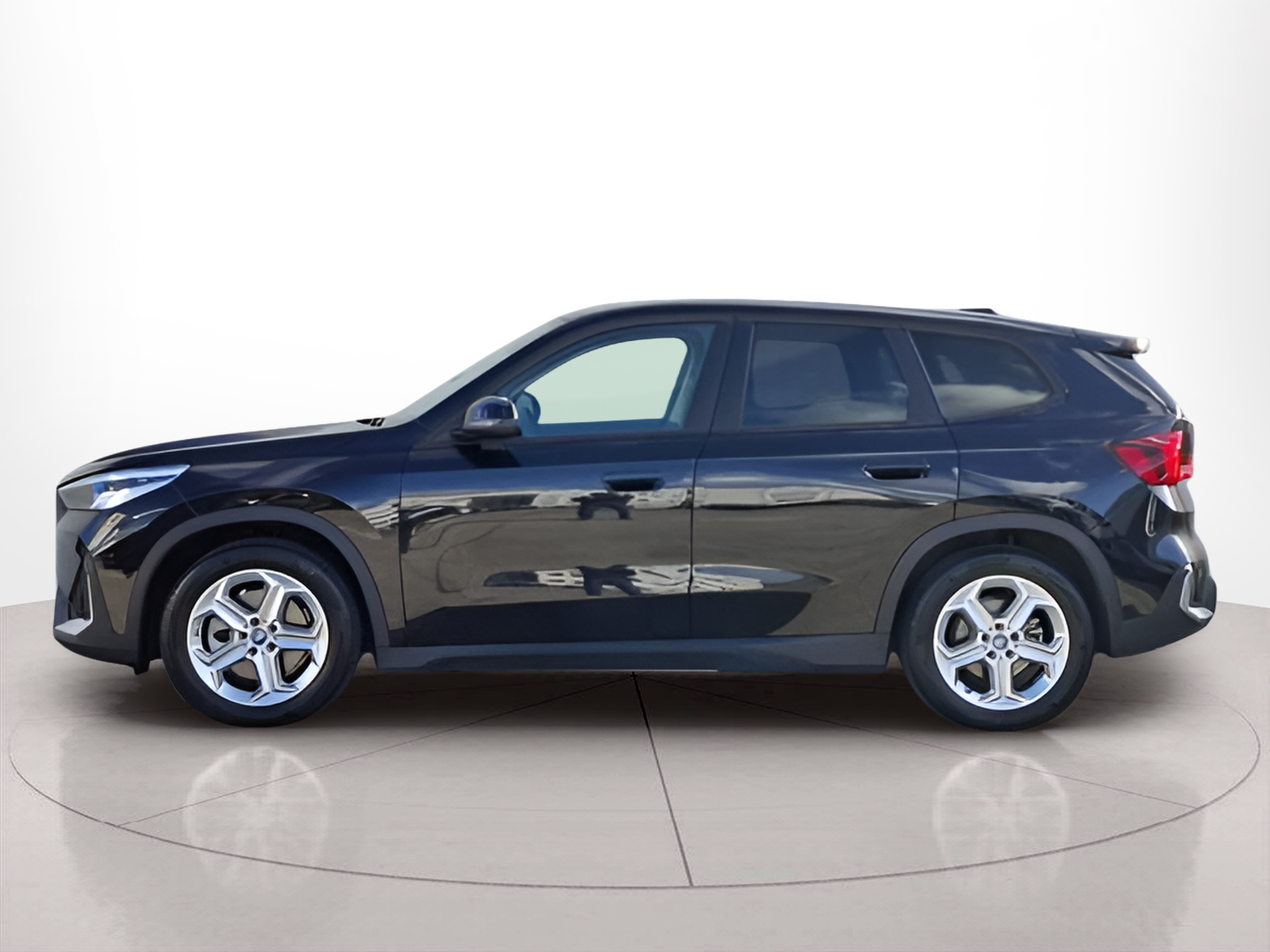 Fotos de BMW iX1 xDrive30 color Negro. Año 2023. 230KW(313CV). Elétrico. En concesionario Santogal Carnaxide de Oeiras