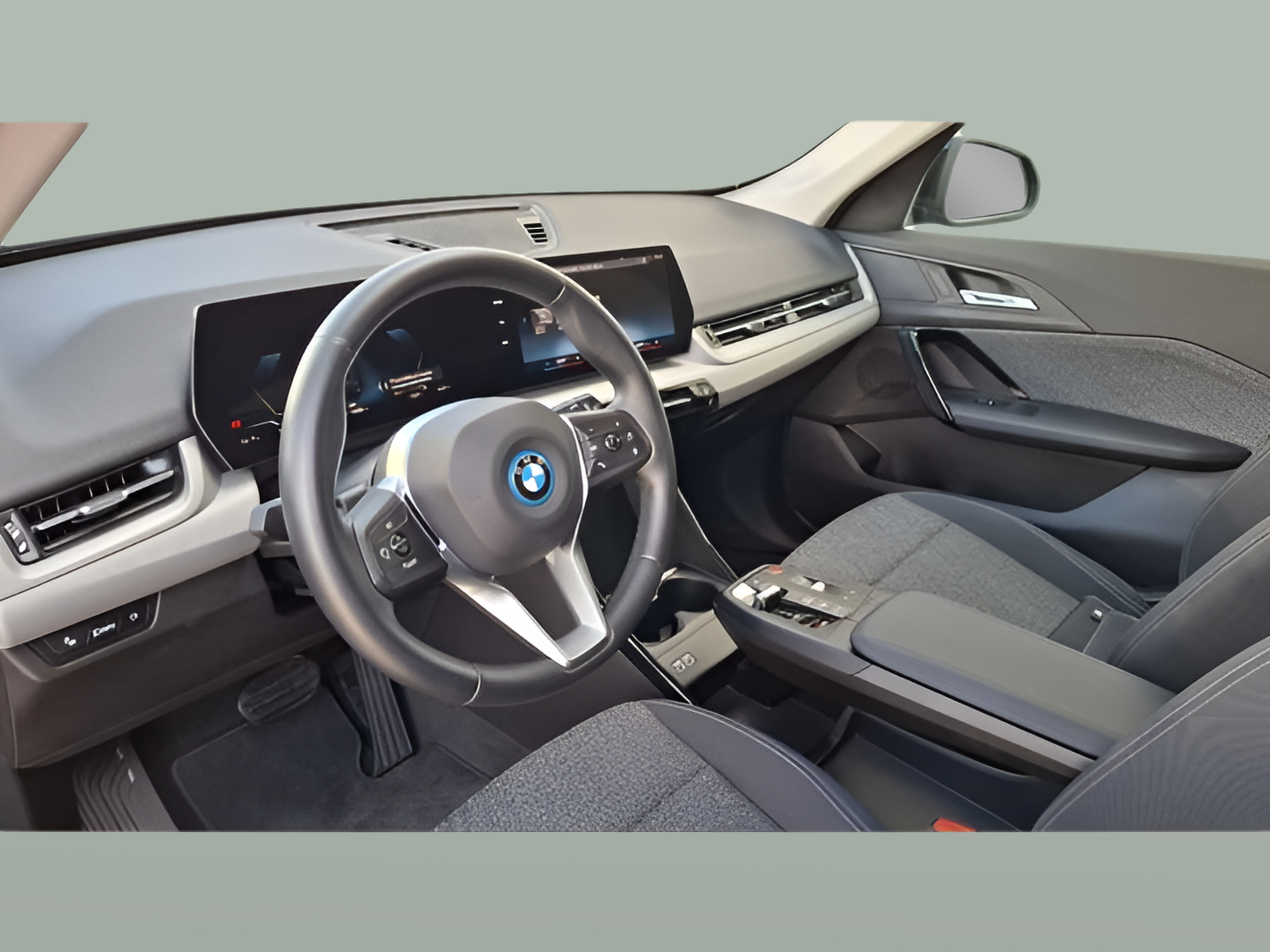 BMW iX1 xDrive30 color Negro. Año 2023. 230KW(313CV). Elétrico. En concesionario Santogal Carnaxide de Oeiras