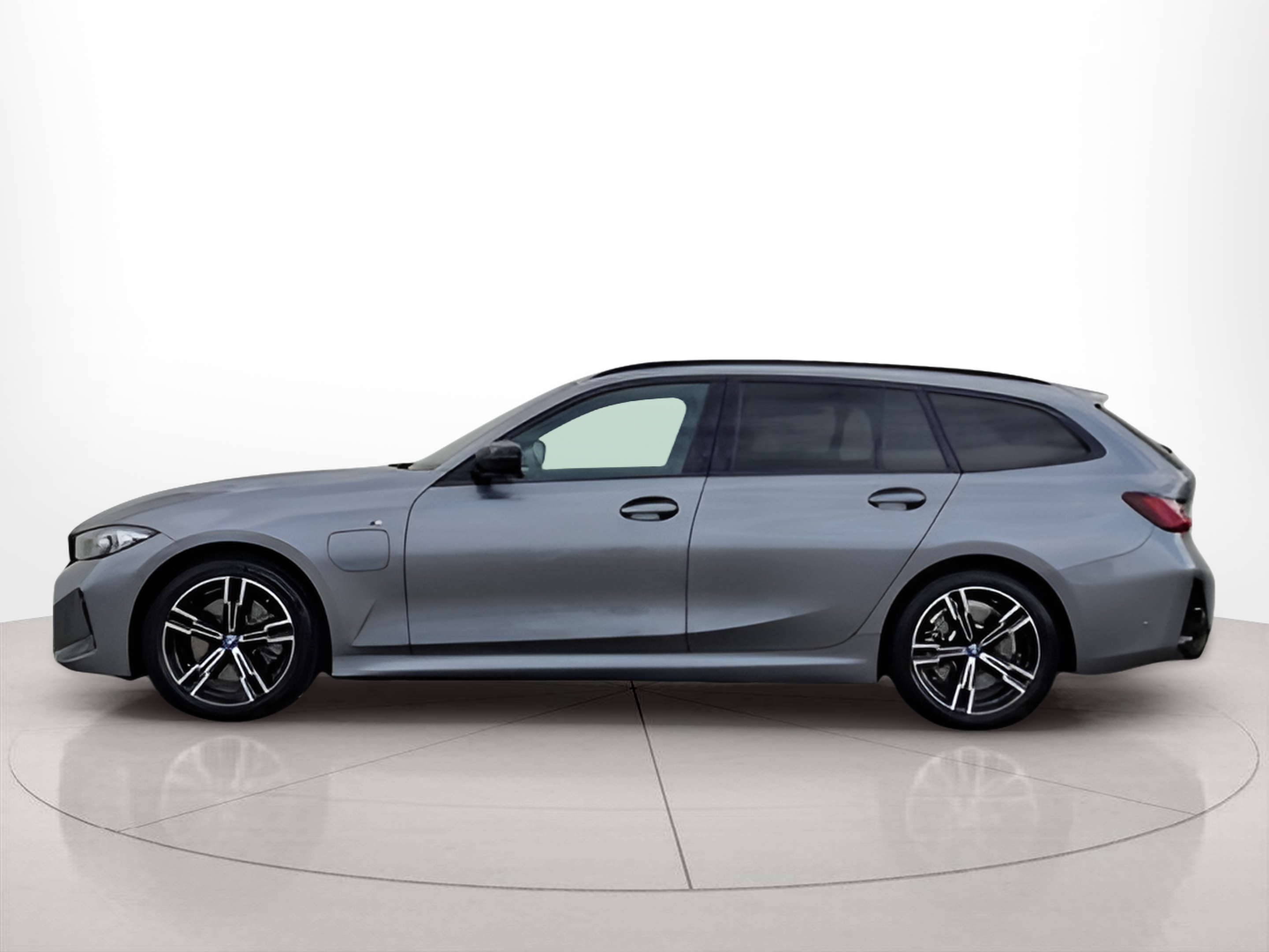 Fotos de BMW Série 3 320e Touring color Gris. Año 2024. 150KW(204CV). Elétrico / Gasolina Híbrido. En concesionario Santogal Carnaxide de Oeiras
