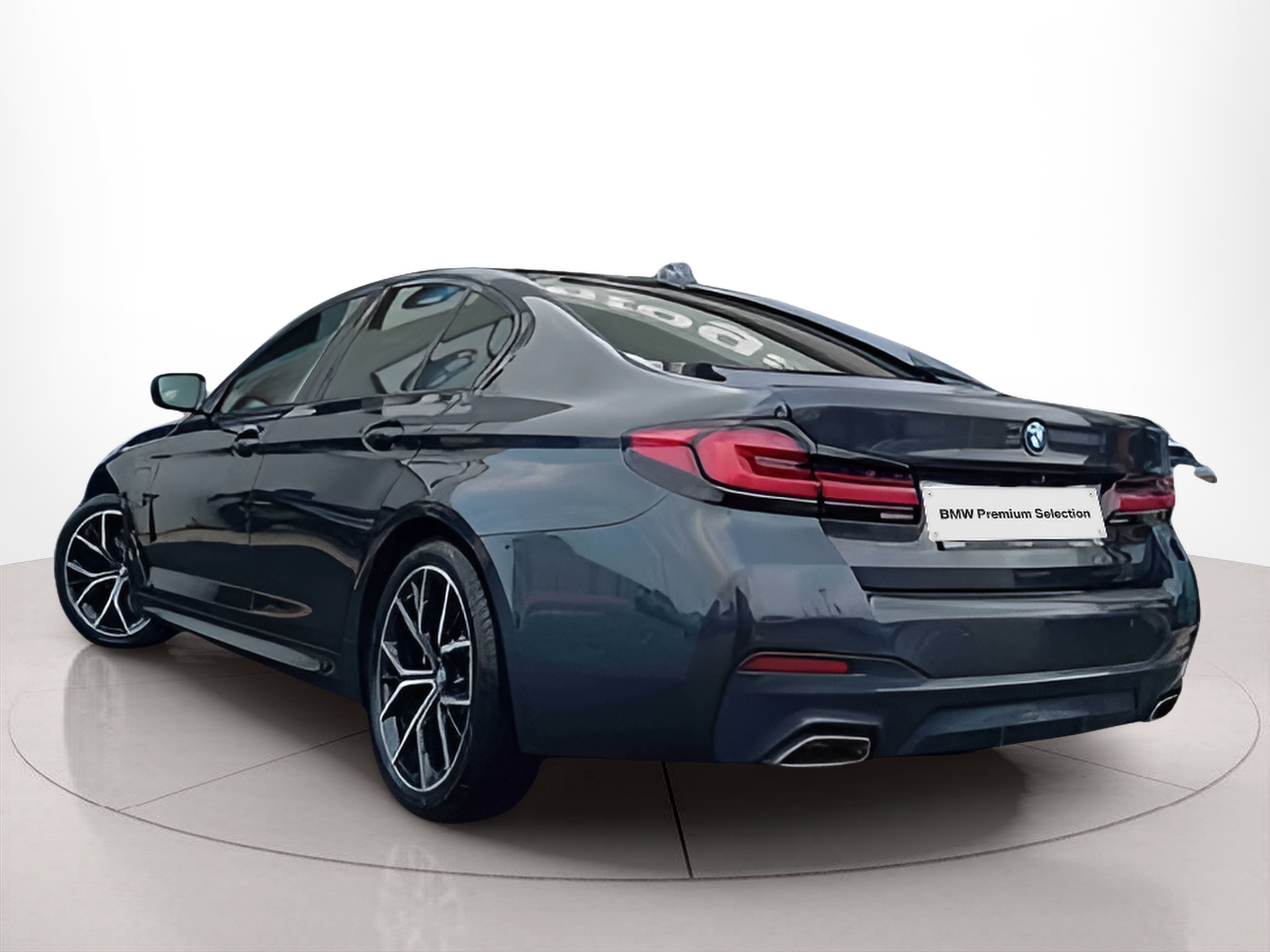 BMW Série 5 545e Berlina color Gris. Año 2022. 290KW(394CV). Elétrico / Gasolina Híbrido. En concesionario Santogal Seixal de Seixal