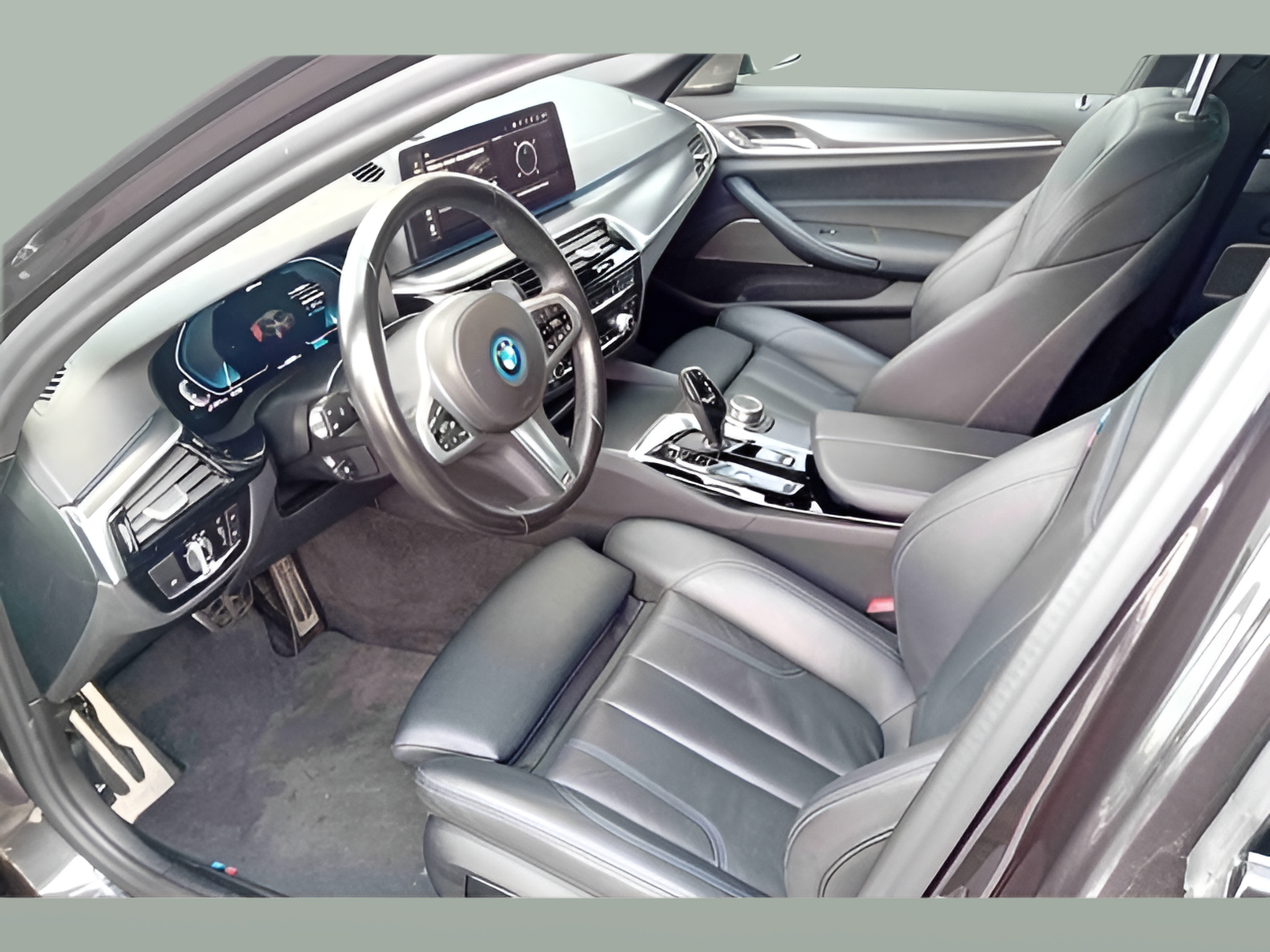 BMW Série 5 545e Berlina color Gris. Año 2022. 290KW(394CV). Elétrico / Gasolina Híbrido. En concesionario Santogal Seixal de Seixal