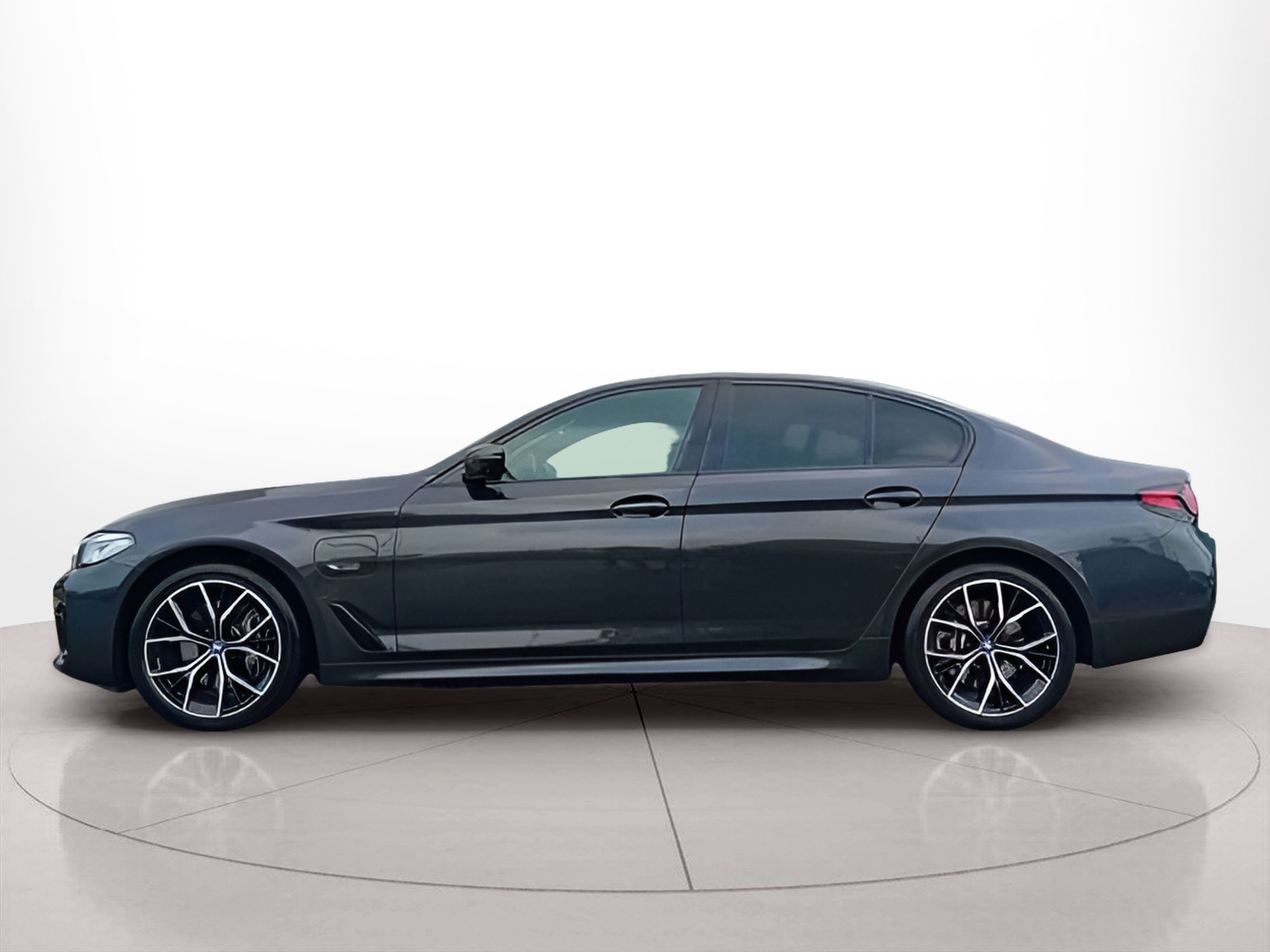 Fotos de BMW Série 5 545e Berlina color Gris. Año 2022. 290KW(394CV). Elétrico / Gasolina Híbrido. En concesionario Santogal Seixal de Seixal