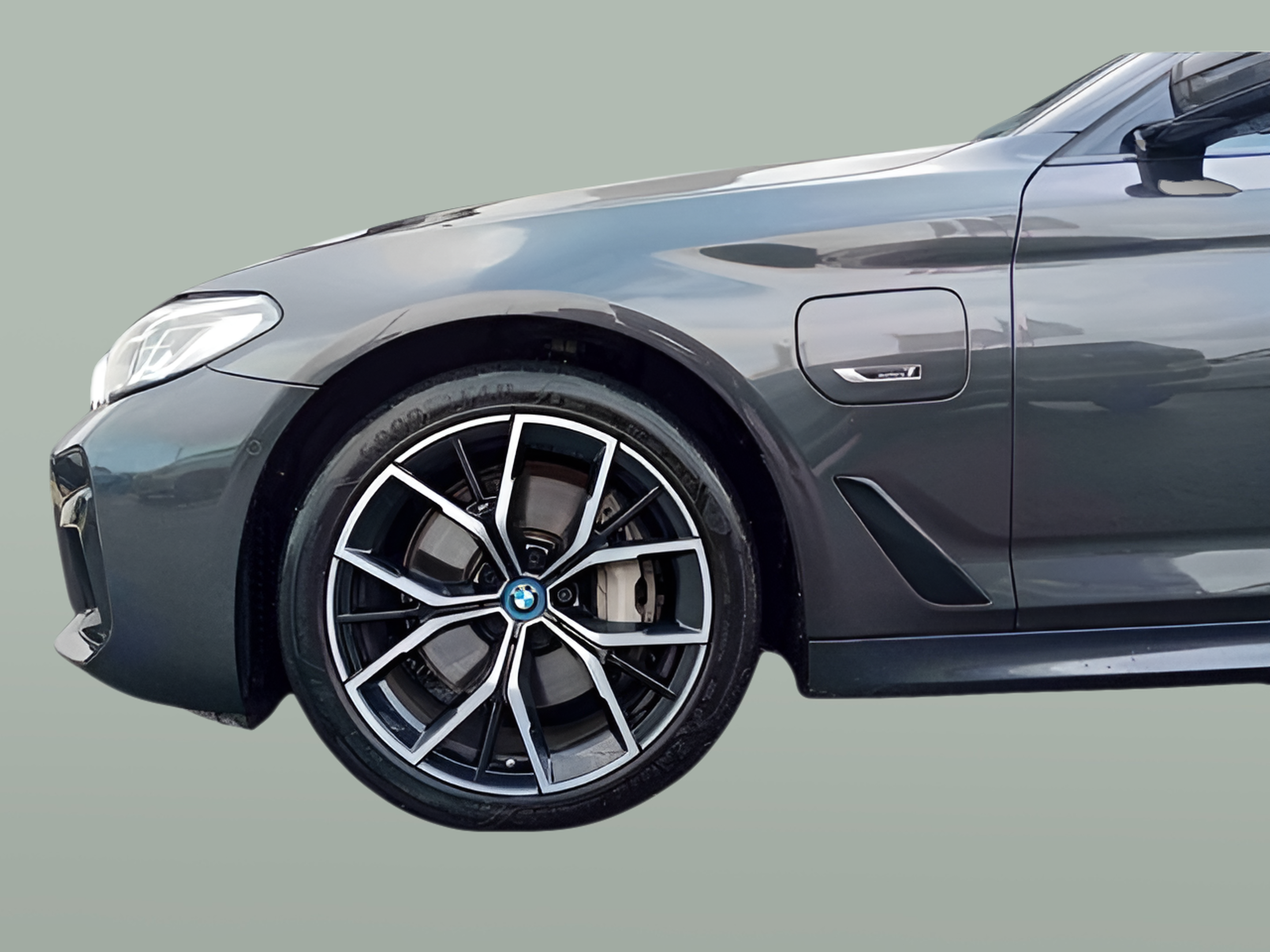 BMW Série 5 545e Berlina color Gris. Año 2022. 290KW(394CV). Elétrico / Gasolina Híbrido. En concesionario Santogal Seixal de Seixal