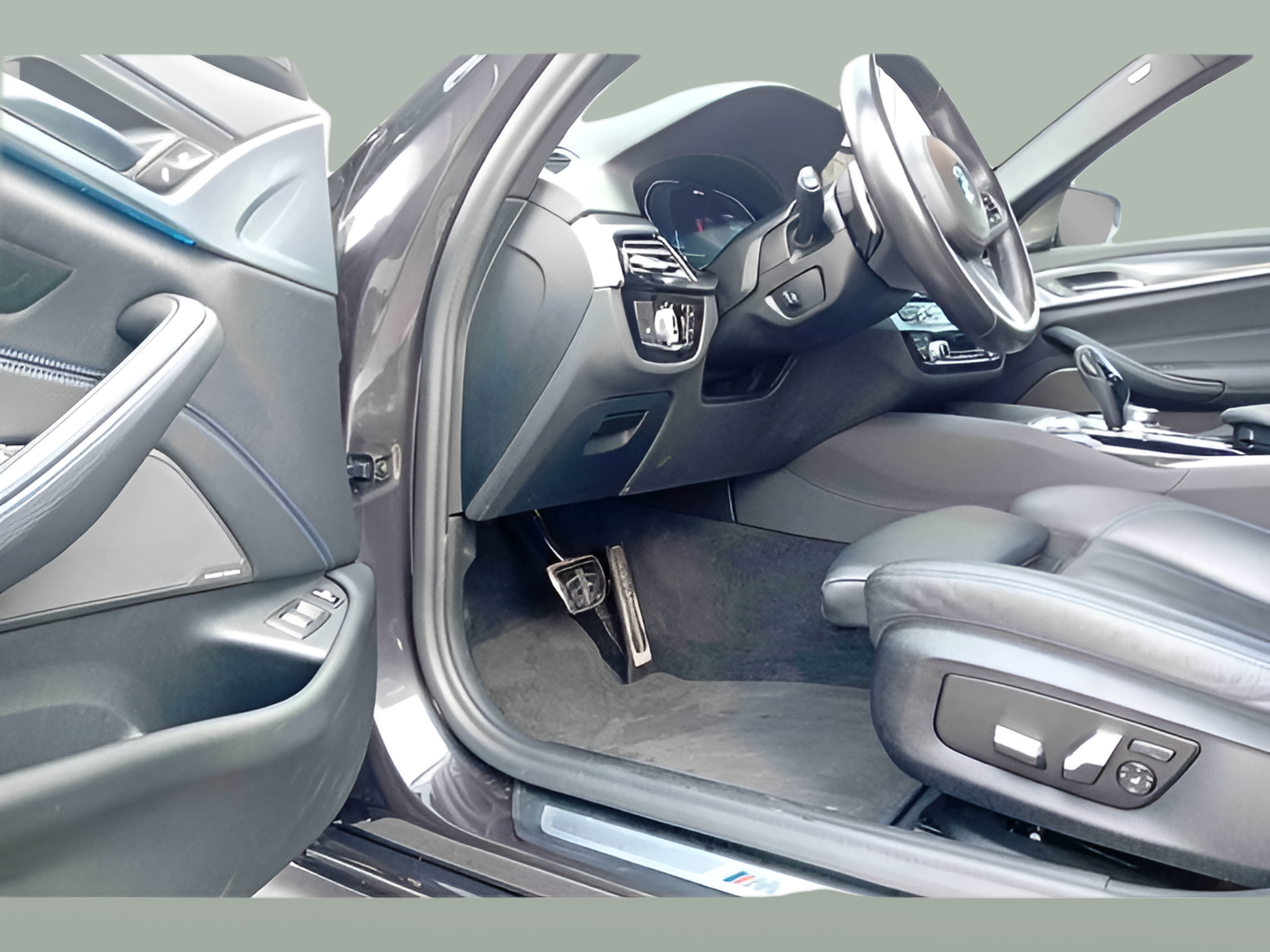 BMW Série 5 545e Berlina color Gris. Año 2022. 290KW(394CV). Elétrico / Gasolina Híbrido. En concesionario Santogal Seixal de Seixal