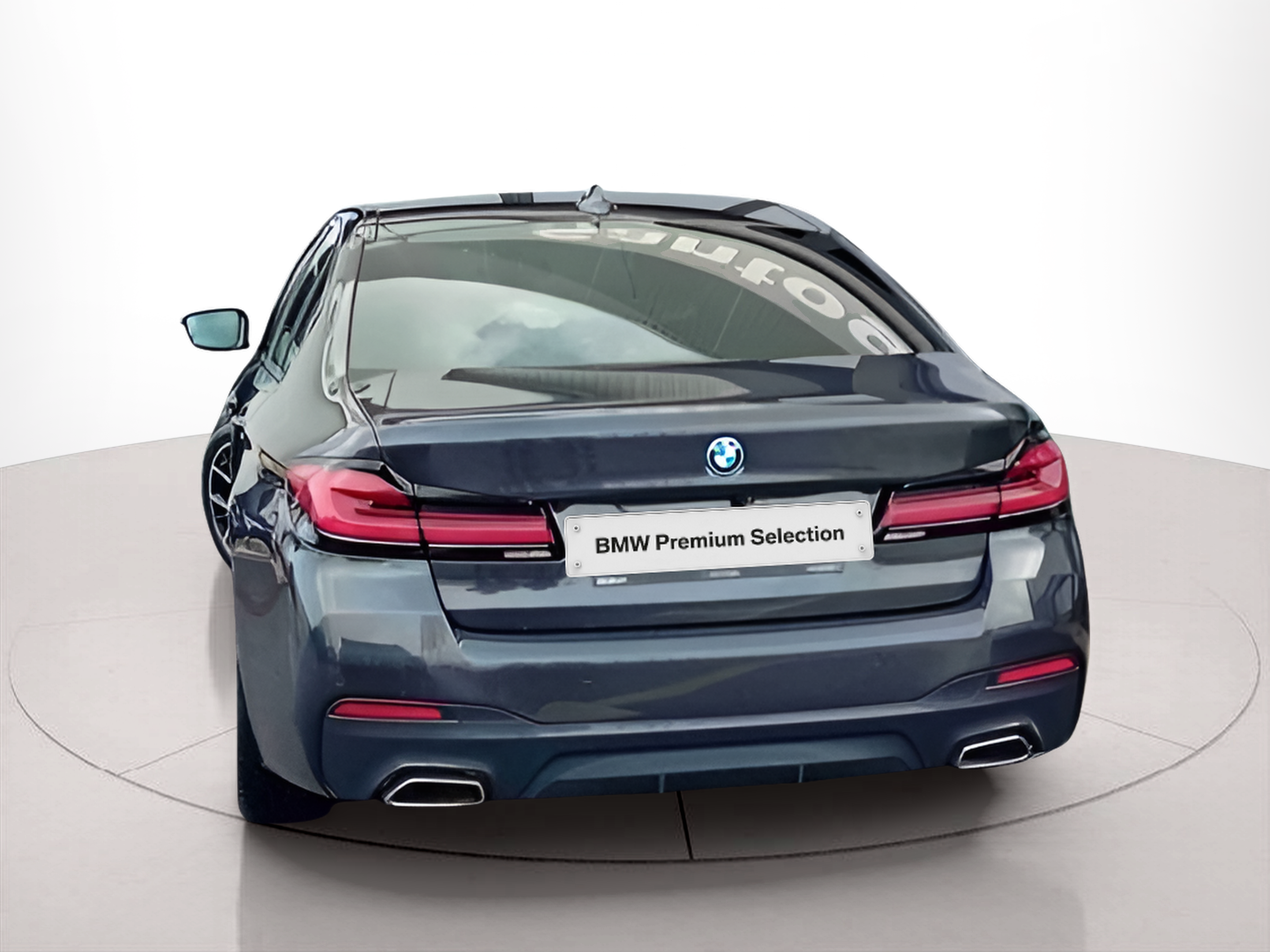 BMW Série 5 545e Berlina color Gris. Año 2022. 290KW(394CV). Elétrico / Gasolina Híbrido. En concesionario Santogal Seixal de Seixal
