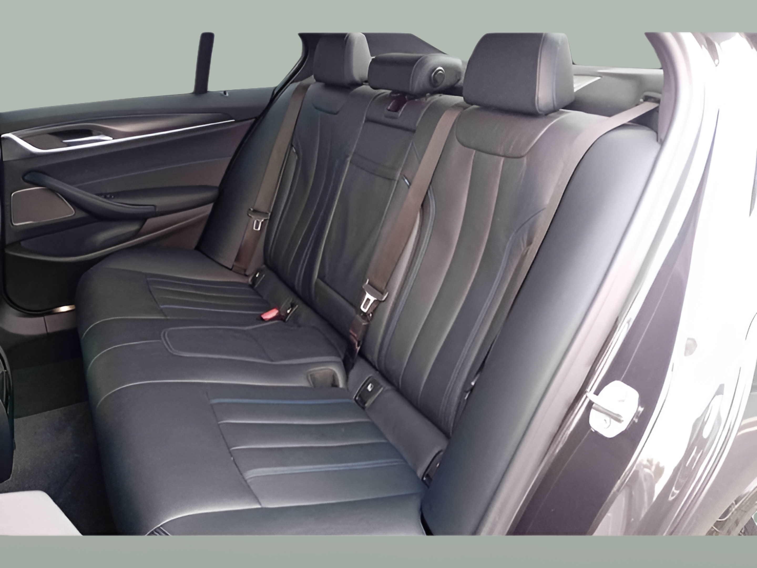 BMW Série 5 545e Berlina color Gris. Año 2022. 290KW(394CV). Elétrico / Gasolina Híbrido. En concesionario Santogal Seixal de Seixal