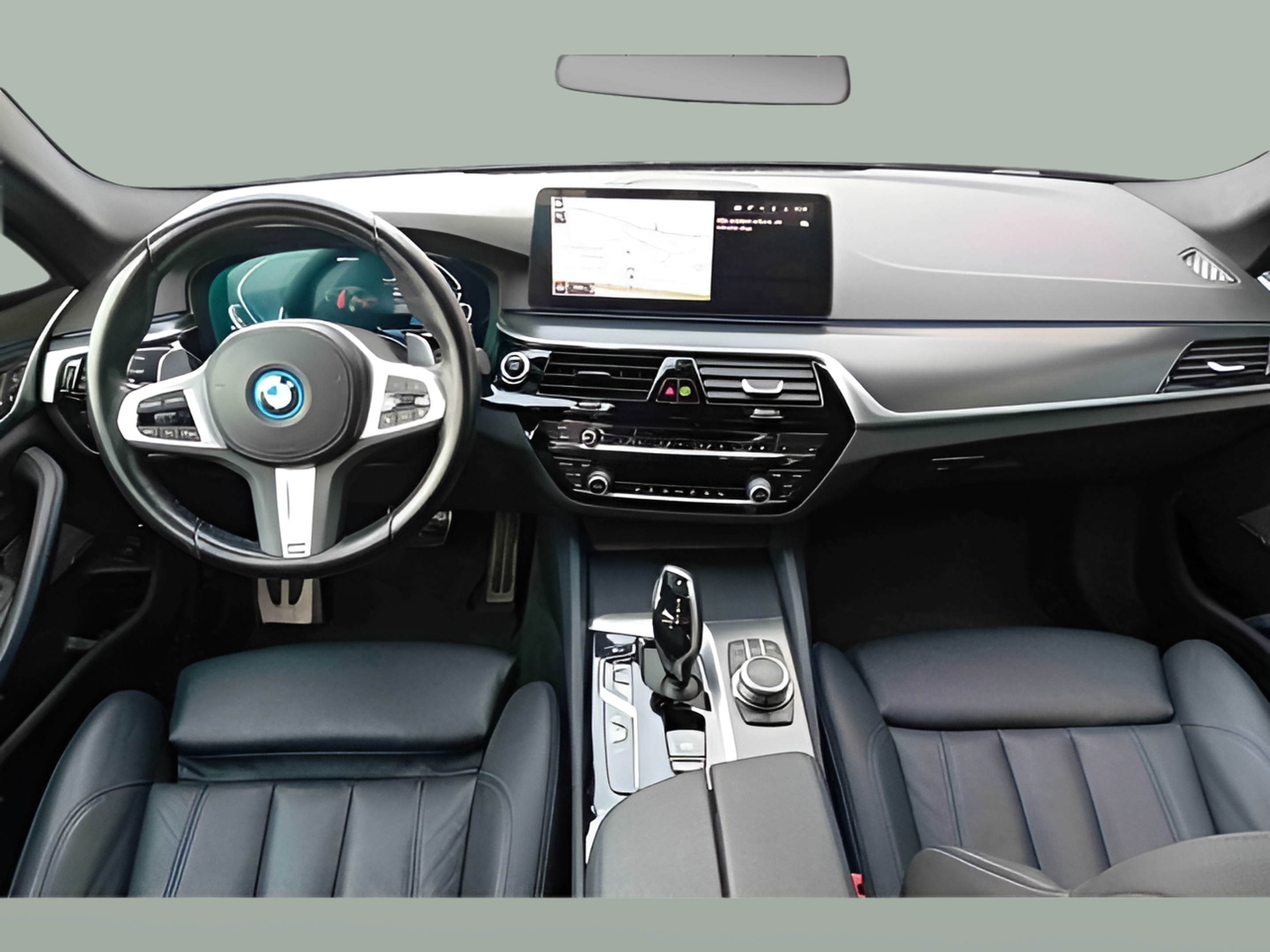BMW Série 5 545e Berlina color Gris. Año 2022. 290KW(394CV). Elétrico / Gasolina Híbrido. En concesionario Santogal Seixal de Seixal