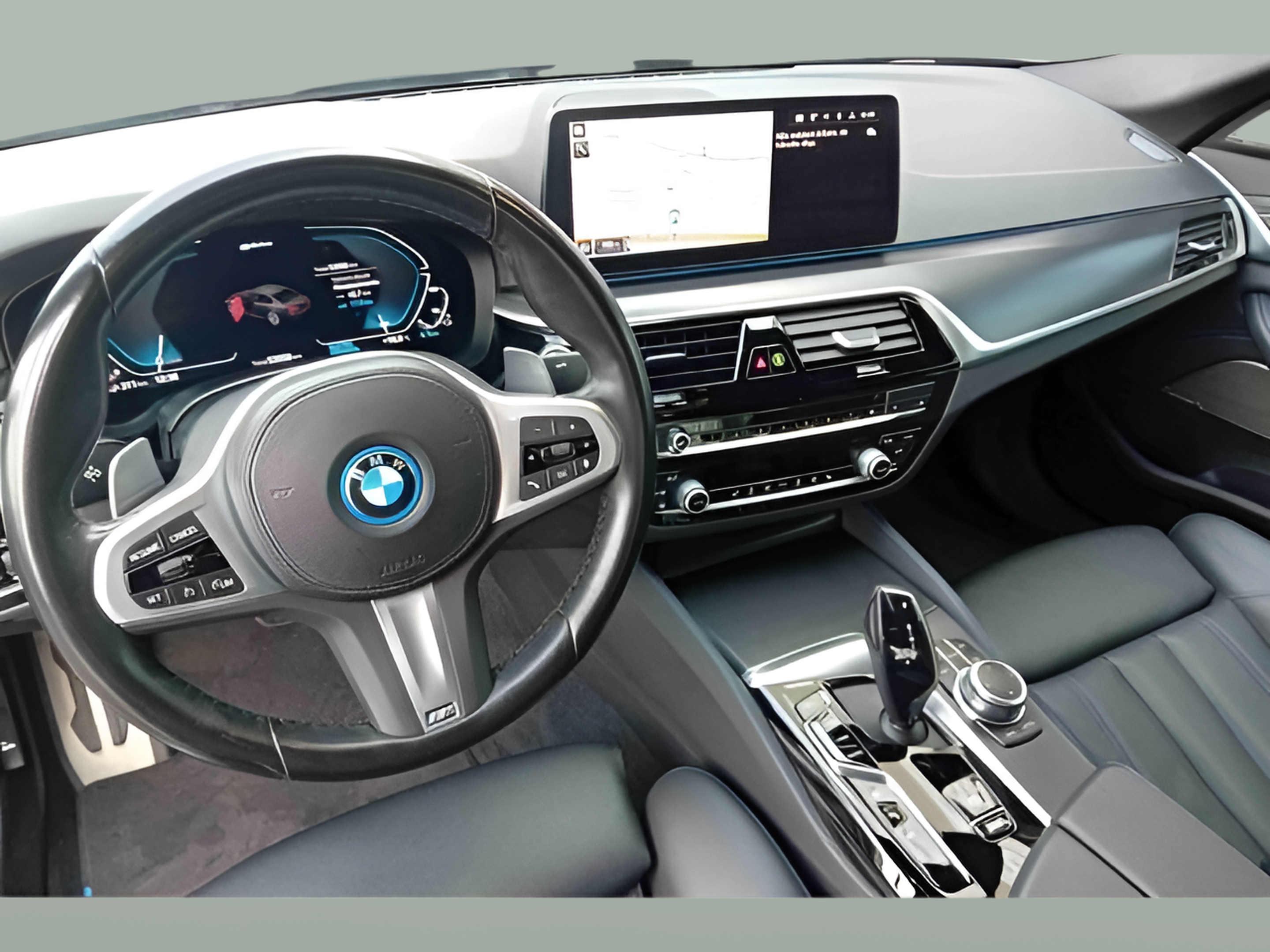 BMW Série 5 545e Berlina color Gris. Año 2022. 290KW(394CV). Elétrico / Gasolina Híbrido. En concesionario Santogal Seixal de Seixal