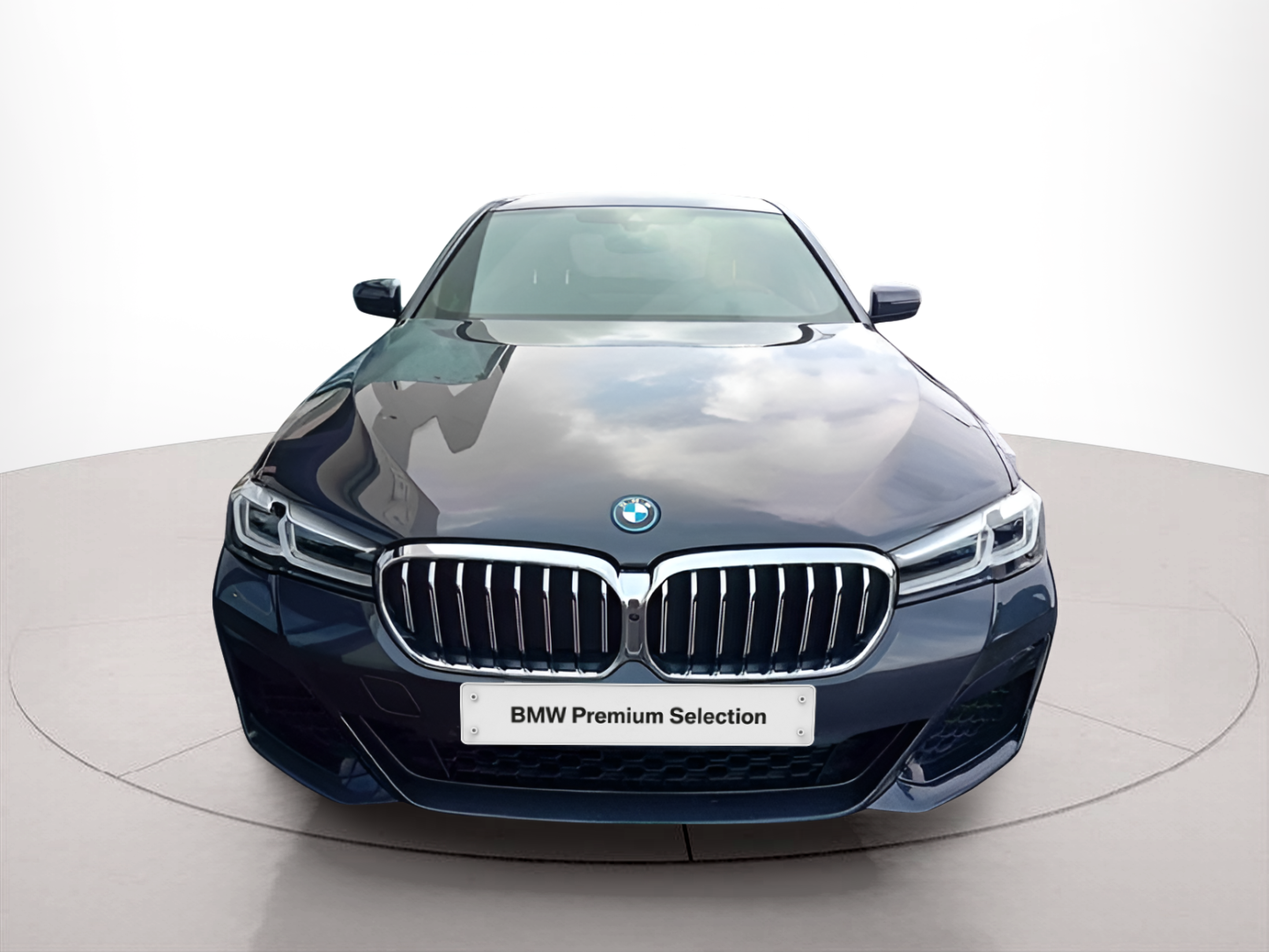 Fotos de BMW Série 5 545e Berlina color Gris. Año 2022. 290KW(394CV). Elétrico / Gasolina Híbrido. En concesionario Santogal Seixal de Seixal