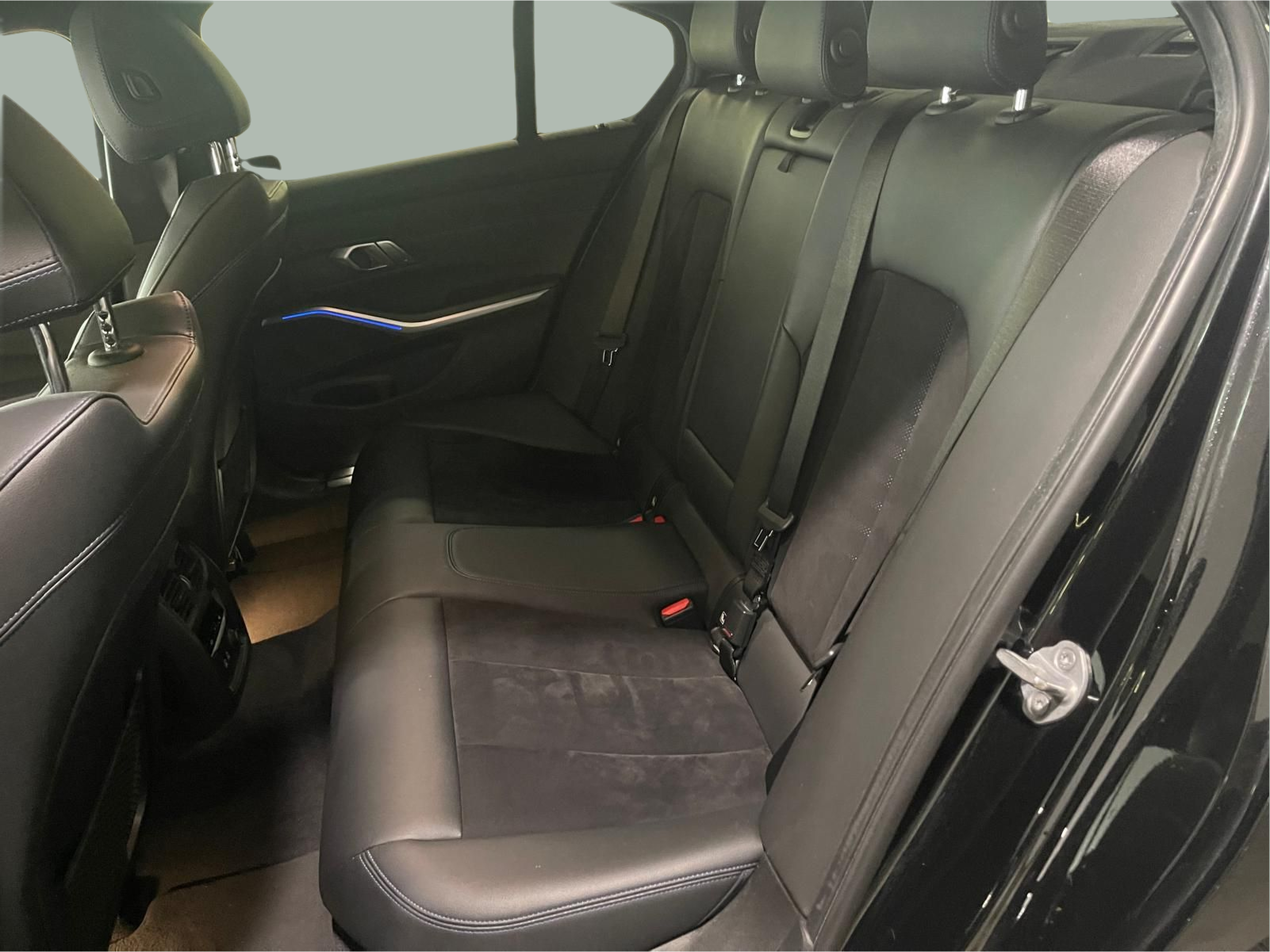 BMW Série 3 320d Berlina color Negro. Año 2019. 140KW(190CV). Diesel. En concesionario Santogal Carnaxide de Oeiras