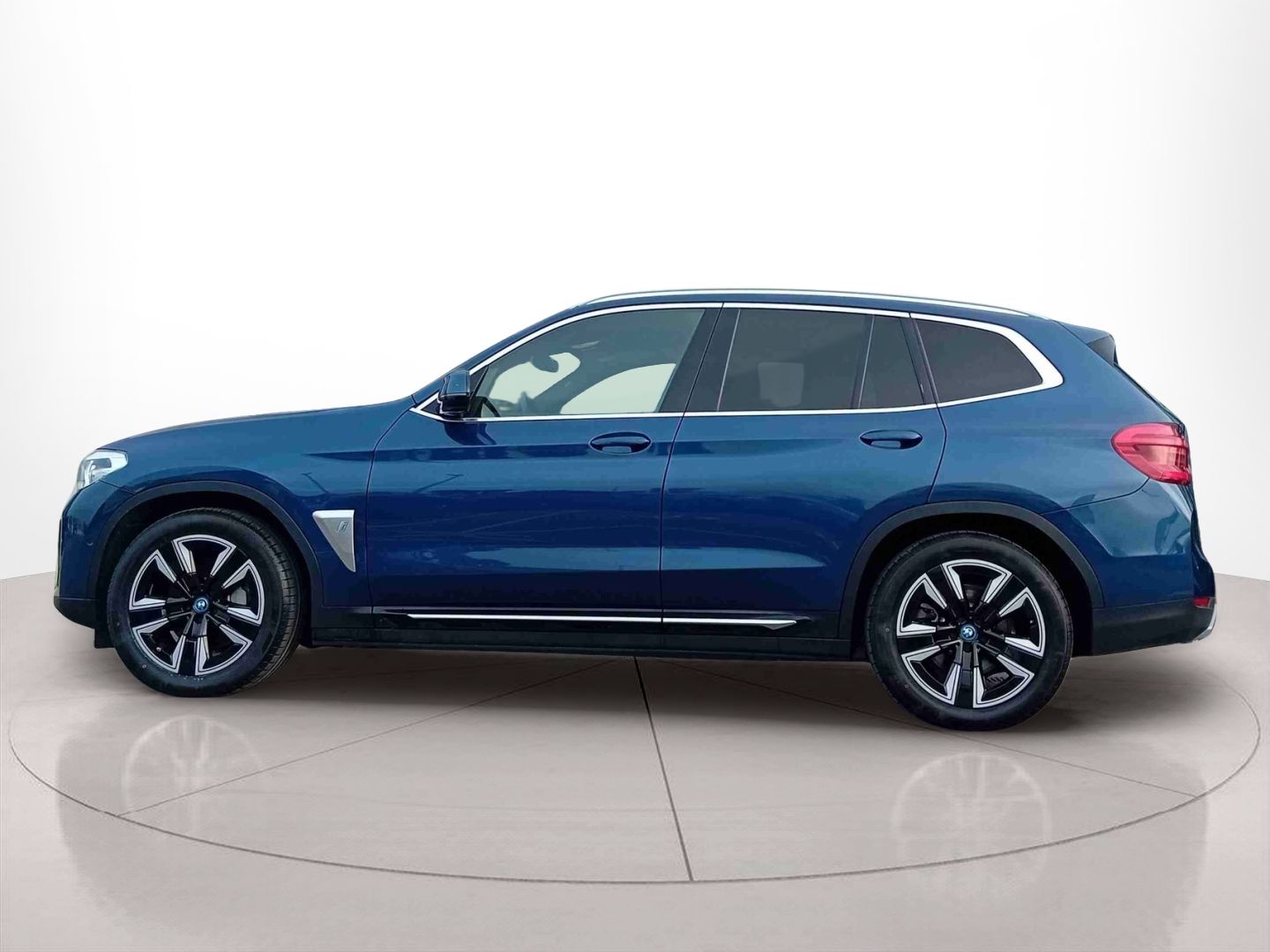 Fotos de BMW iX3 iX3 80 kWh color Azul. Año 2022. 210KW(286CV). Elétrico. En concesionario Santogal Seixal de Seixal