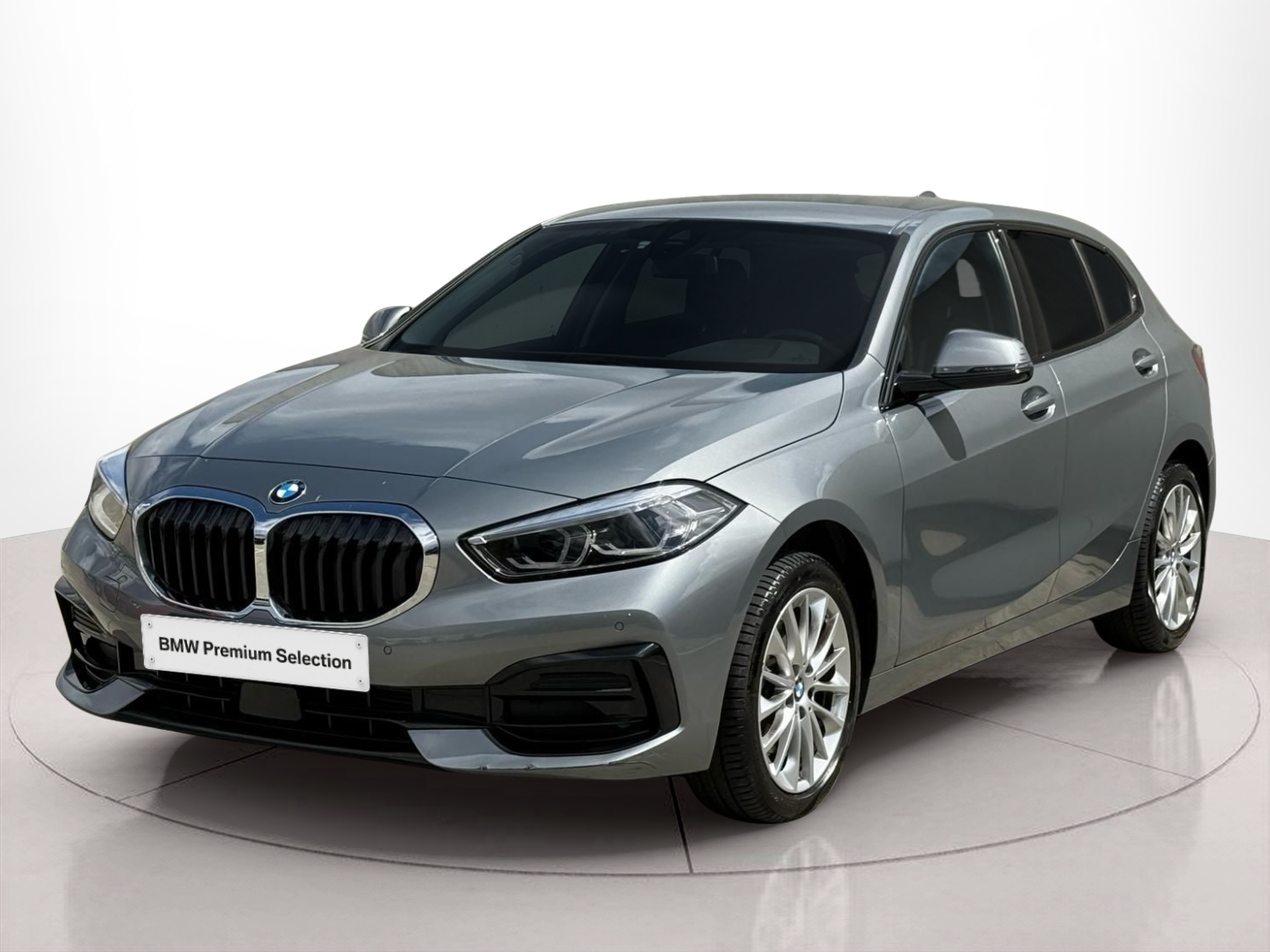 Fotos de BMW Série 1 116d color Gris. Año 2024. 85KW(116CV). Diesel. En concesionario Santogal Carnaxide de Oeiras