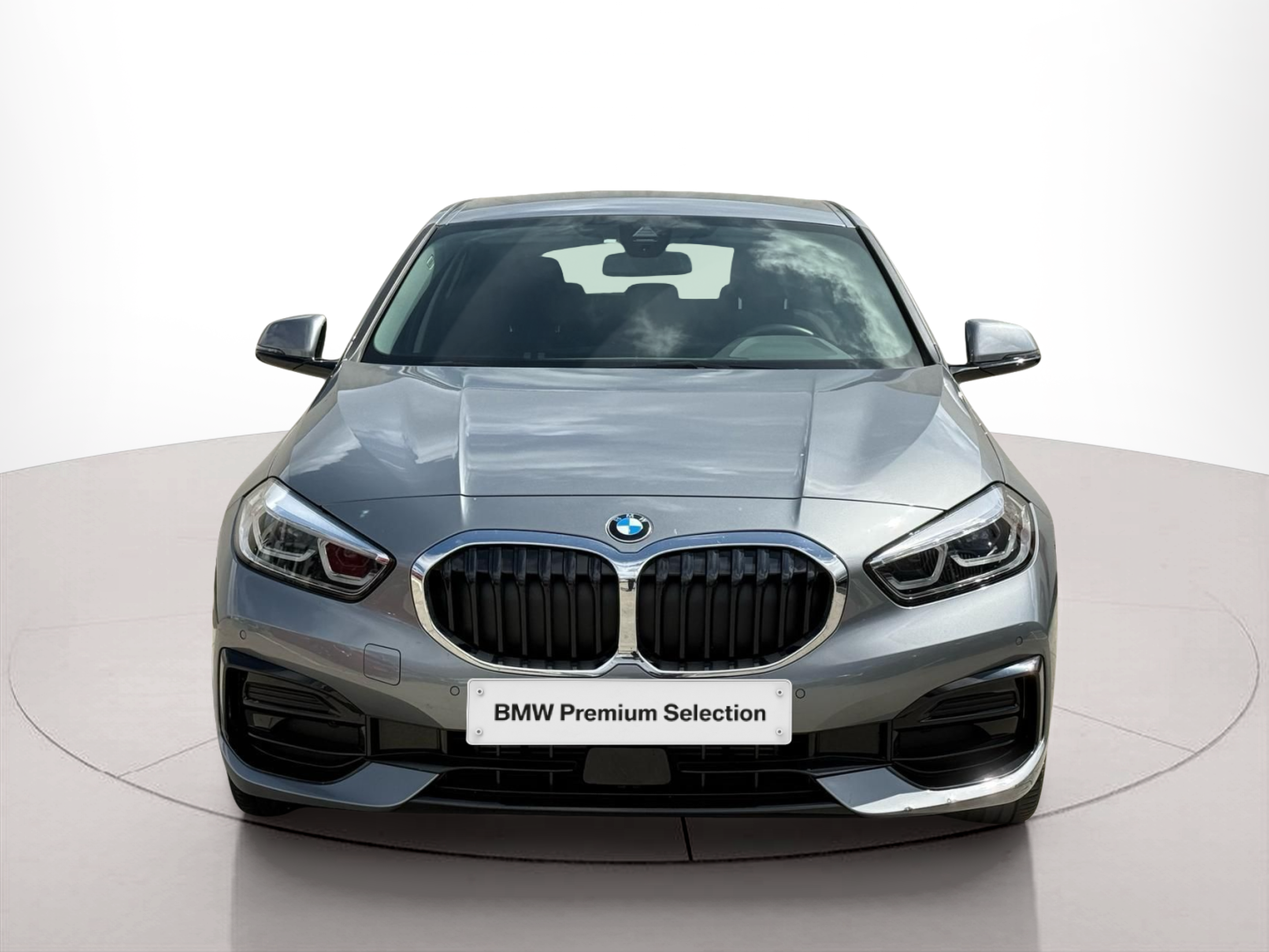 Fotos de BMW Série 1 116d color Gris. Año 2024. 85KW(116CV). Diesel. En concesionario Santogal Carnaxide de Oeiras