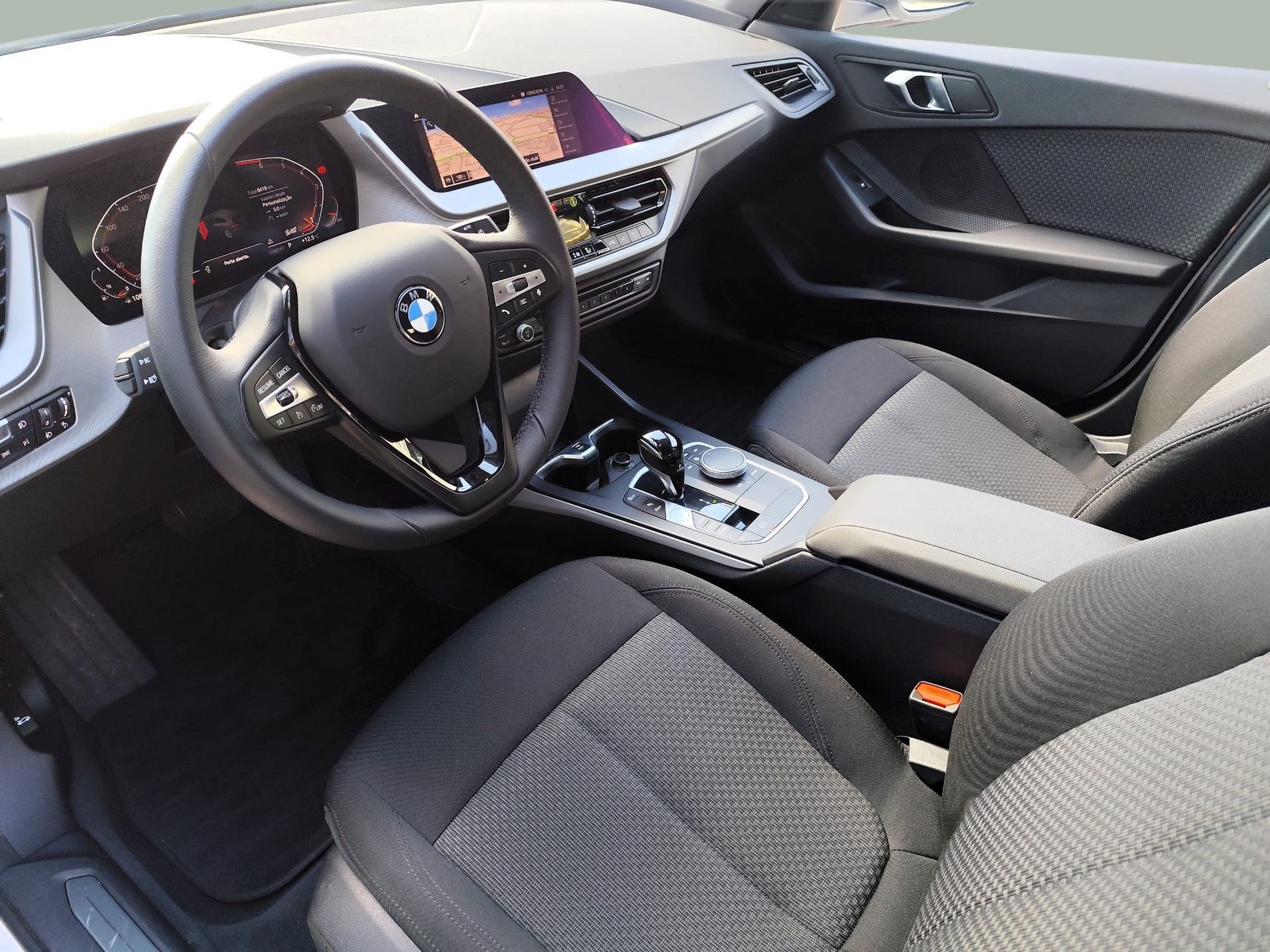 BMW Série 1 116i color Blanco. Año 2024. 80KW(109CV). Gasolina. En concesionario Santogal Oeiras de Oeiras