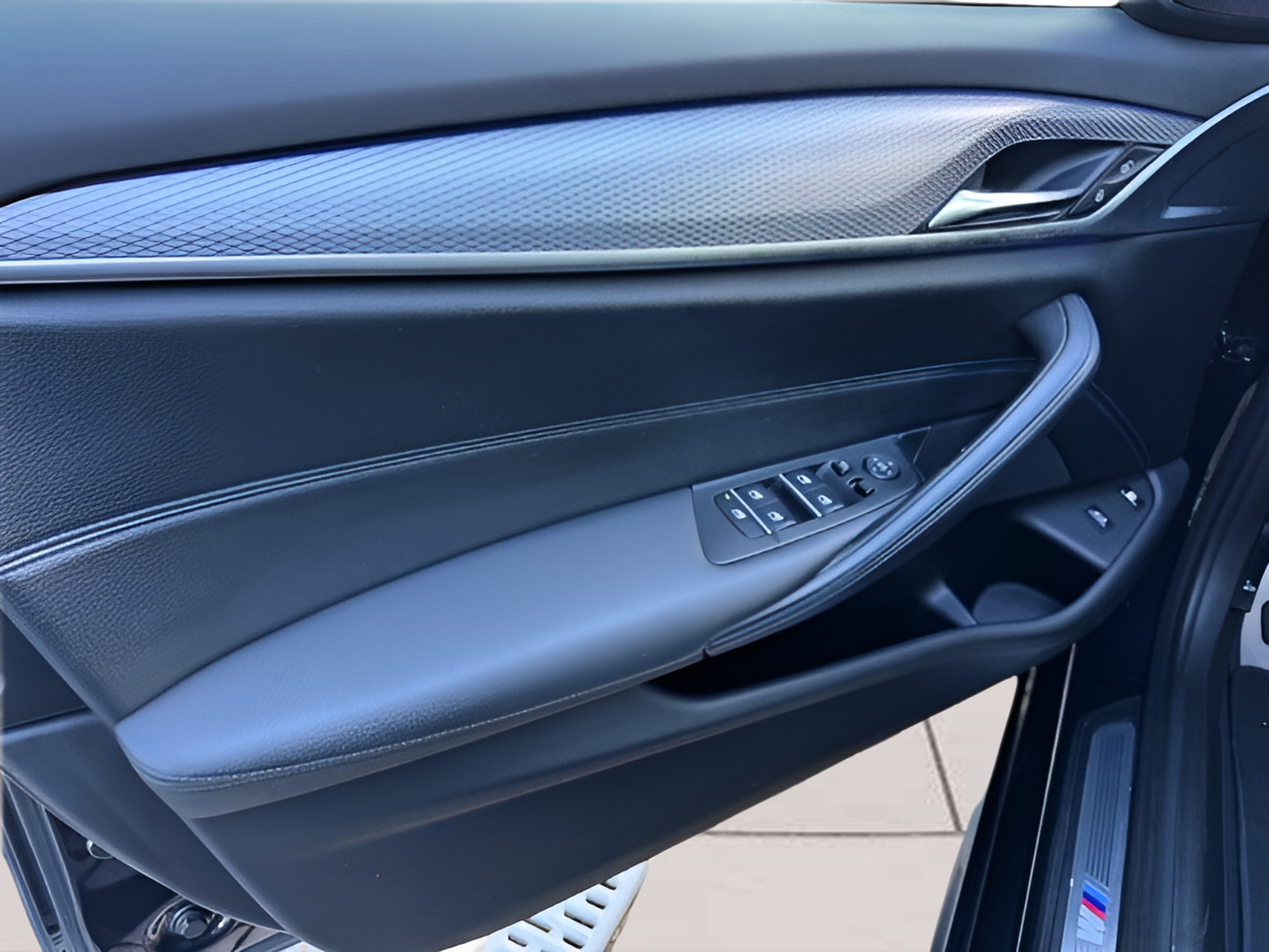 BMW Série 5 530e Berlina color Negro. Año 2019. 185KW(252CV). Elétrico / Gasolina Híbrido. En concesionario Santogal Oeiras de Oeiras