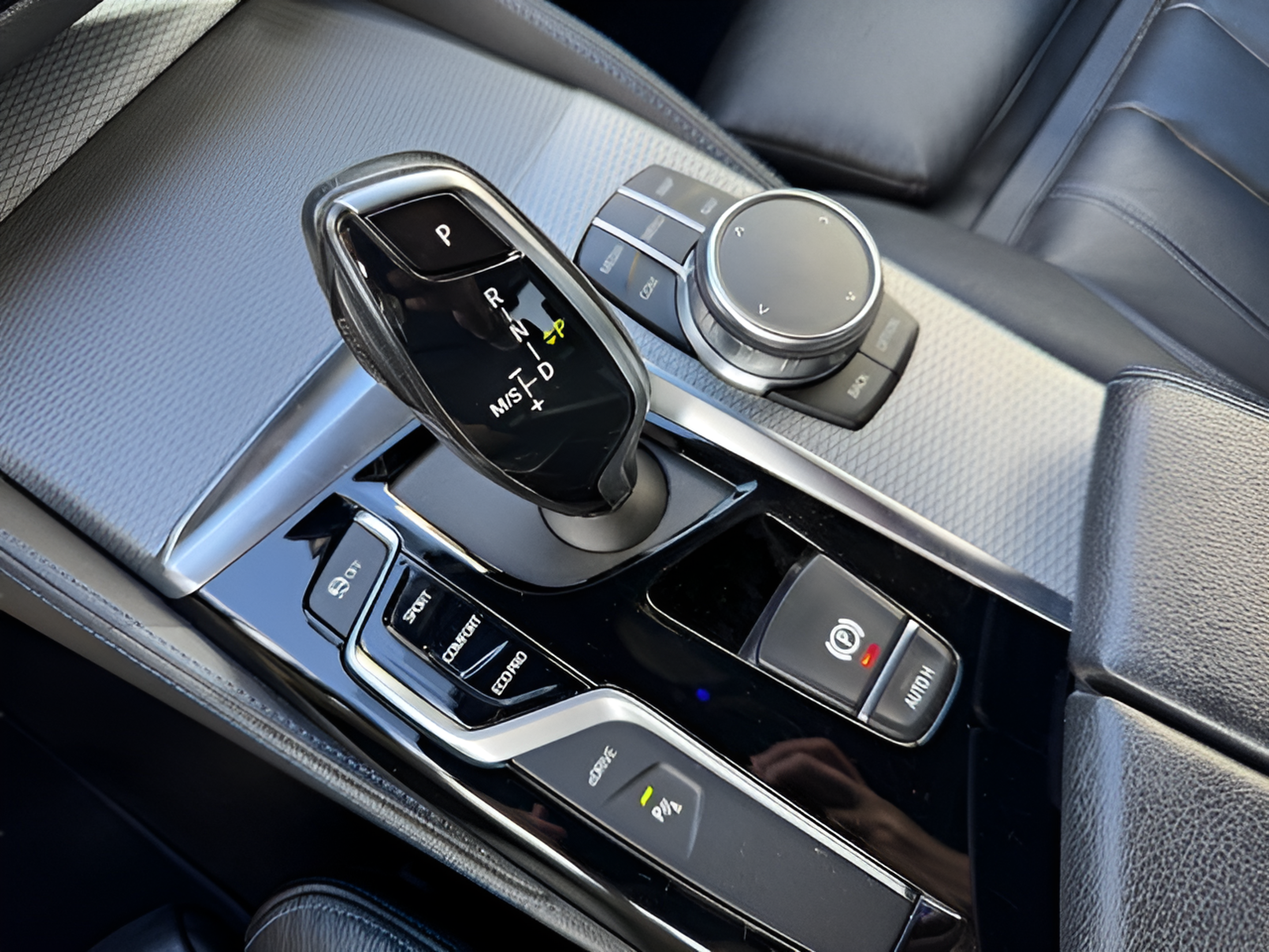 BMW Série 5 530e Berlina color Negro. Año 2019. 185KW(252CV). Elétrico / Gasolina Híbrido. En concesionario Santogal Oeiras de Oeiras