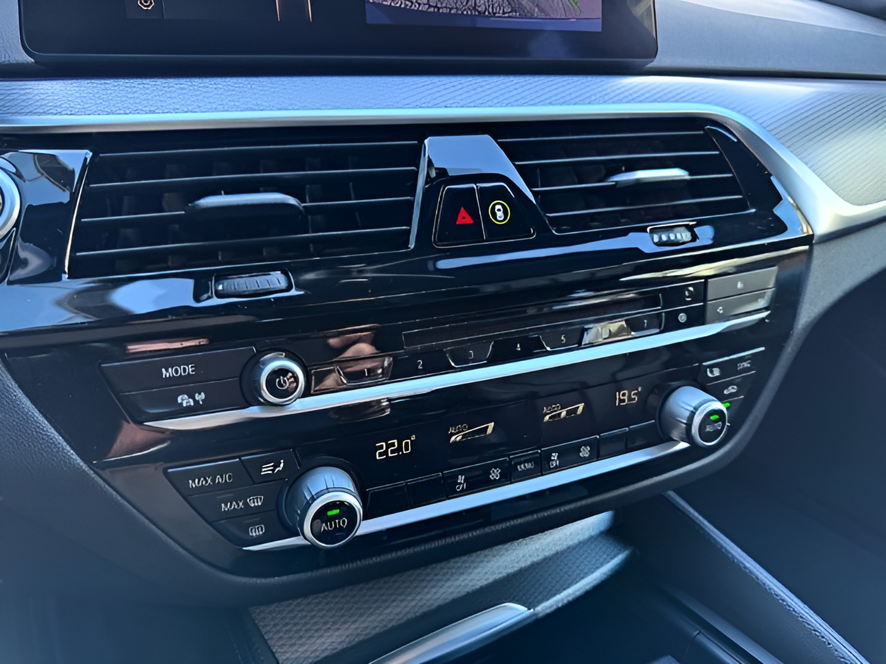 BMW Série 5 530e Berlina color Negro. Año 2019. 185KW(252CV). Elétrico / Gasolina Híbrido. En concesionario Santogal Oeiras de Oeiras