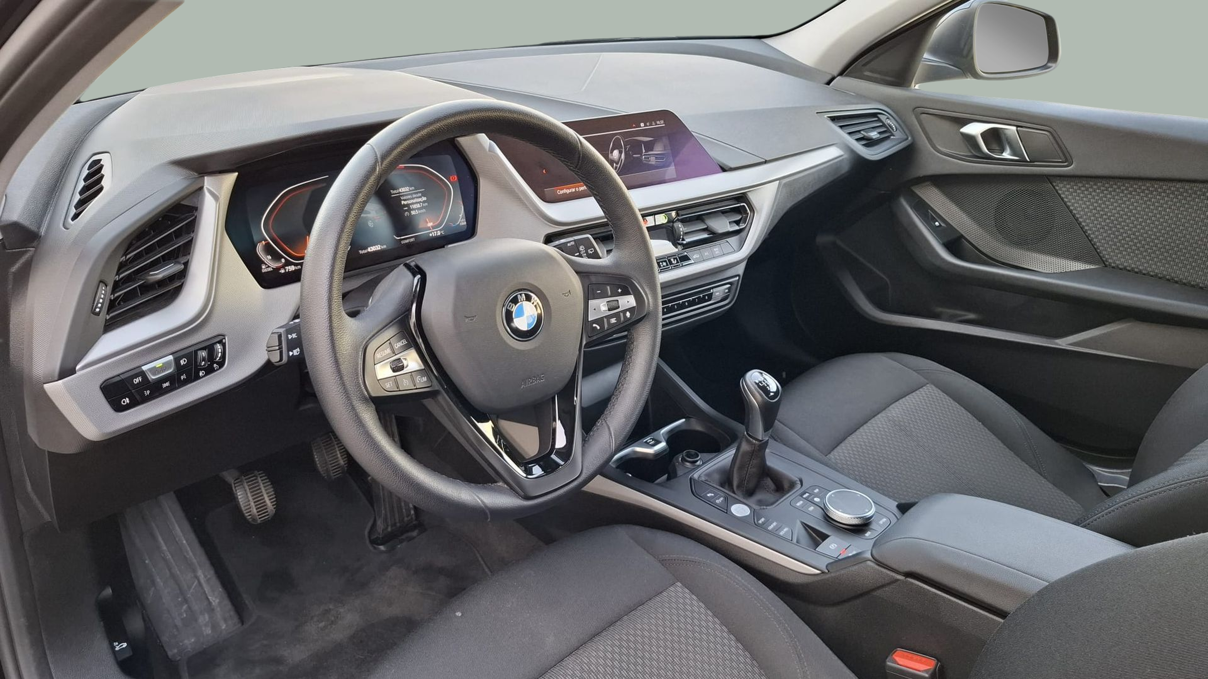 BMW Série 1 116d color Negro. Año 2024. 85KW(116CV). Diesel. En concesionario Santogal Carnaxide de Oeiras