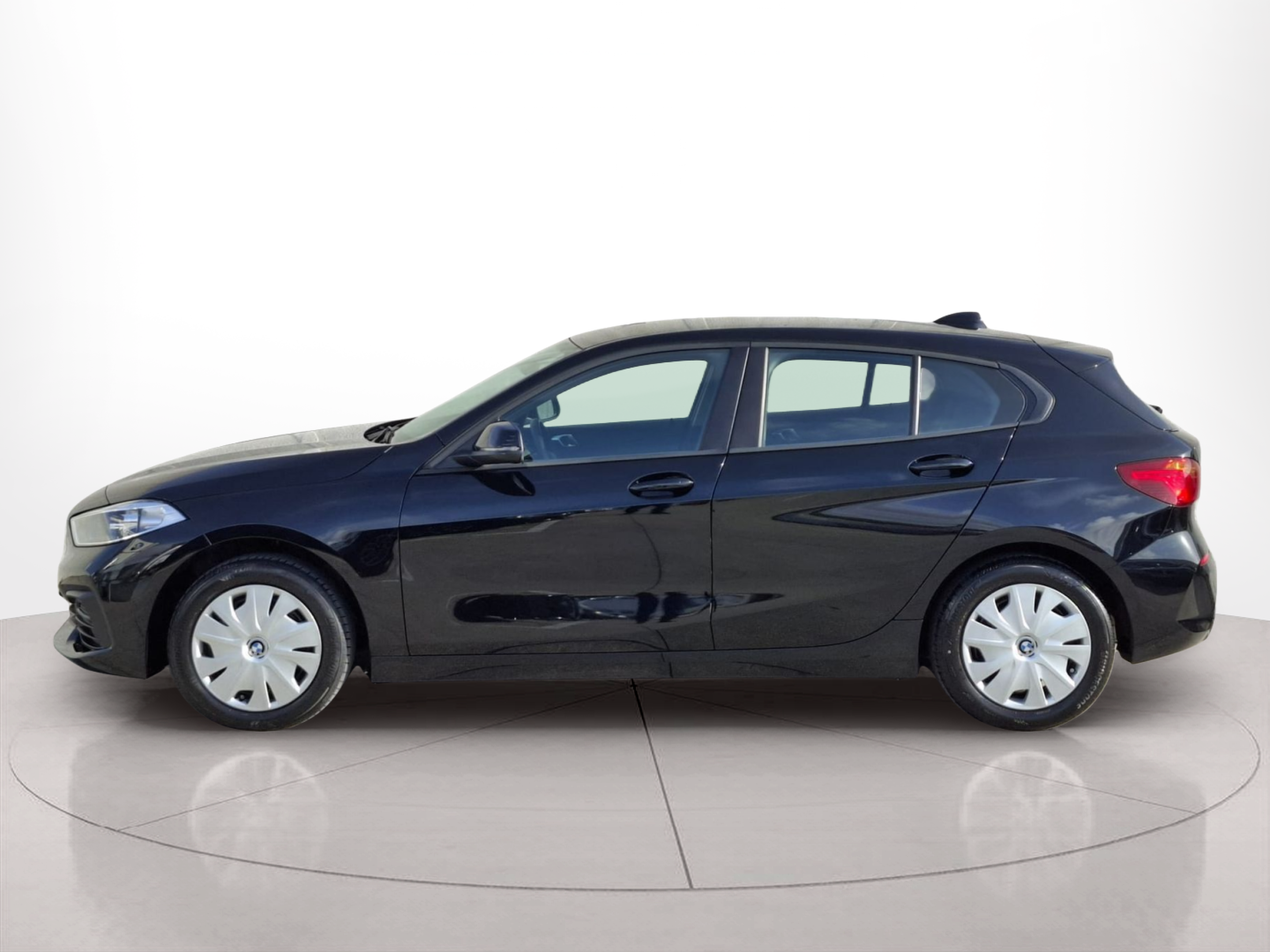 Fotos de BMW Série 1 116d color Negro. Año 2024. 85KW(116CV). Diesel. En concesionario Santogal Carnaxide de Oeiras