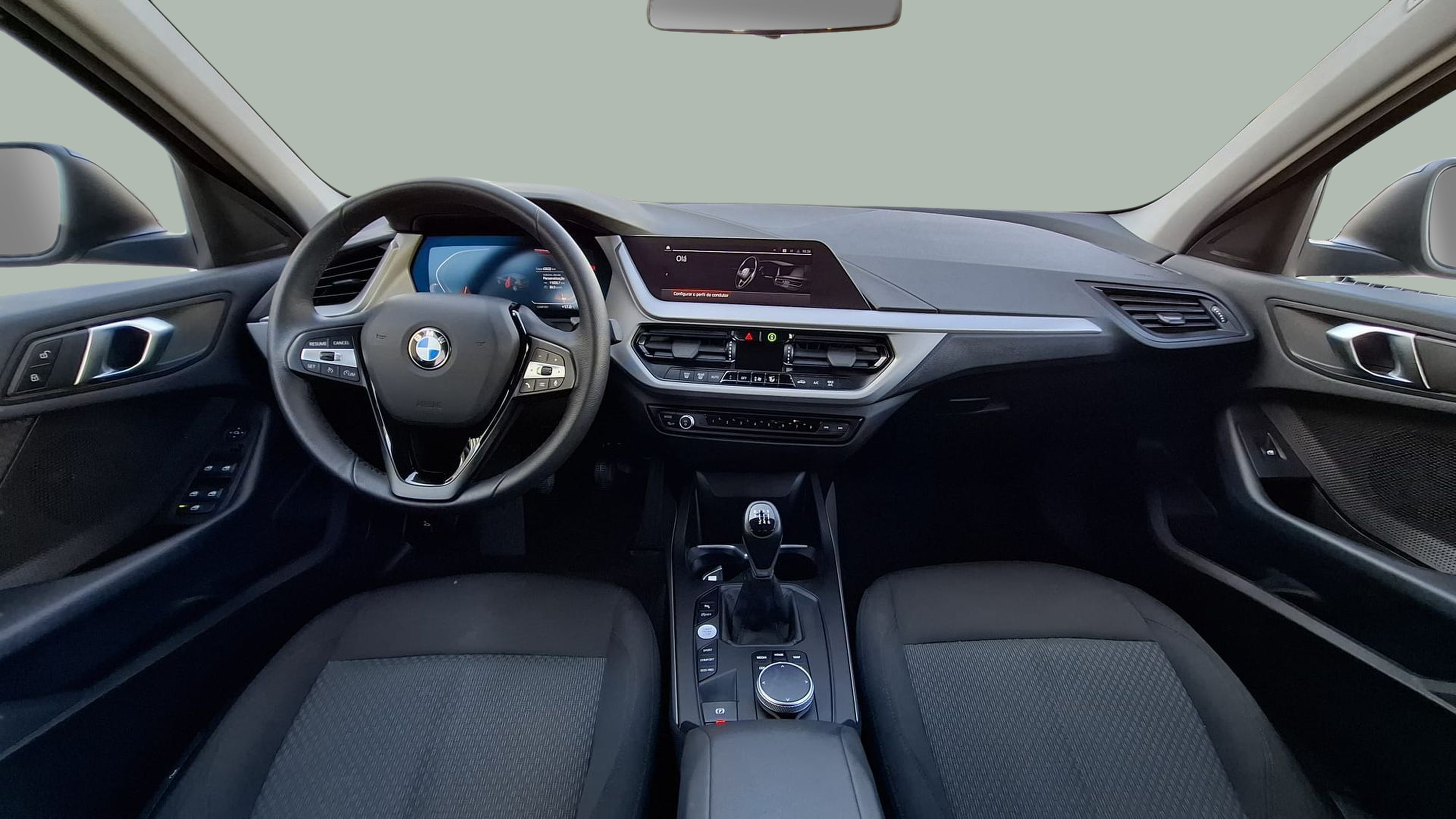BMW Série 1 116d color Negro. Año 2024. 85KW(116CV). Diesel. En concesionario Santogal Carnaxide de Oeiras