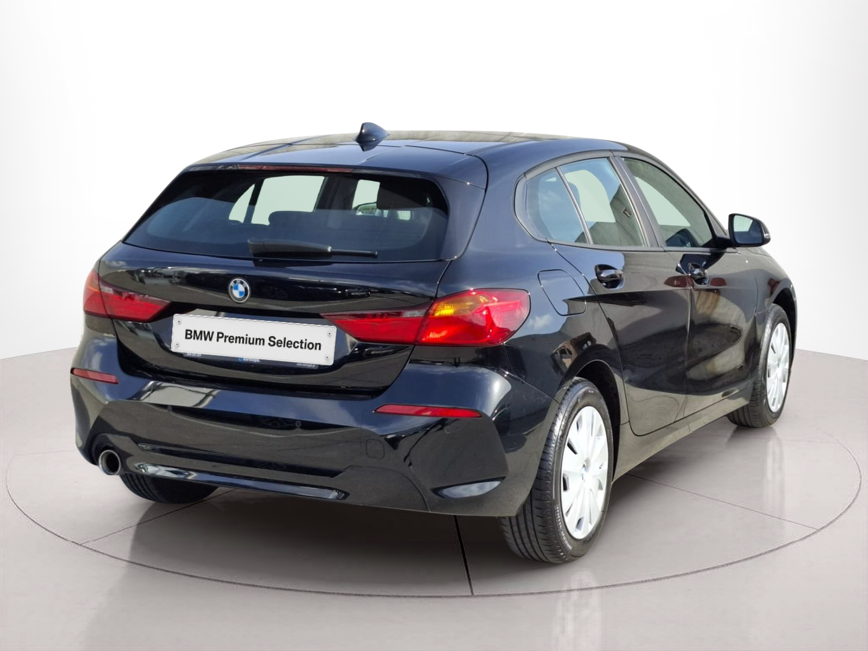 Fotos de BMW Série 1 116d color Negro. Año 2024. 85KW(116CV). Diesel. En concesionario Santogal Carnaxide de Oeiras