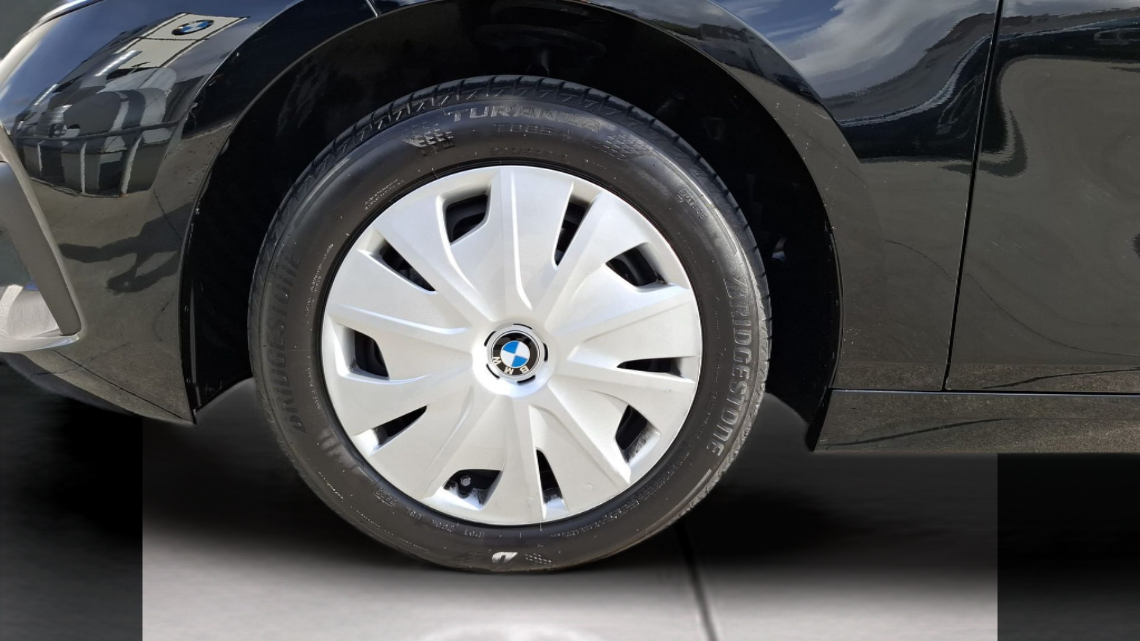 BMW Série 1 116d color Negro. Año 2024. 85KW(116CV). Diesel. En concesionario Santogal Carnaxide de Oeiras