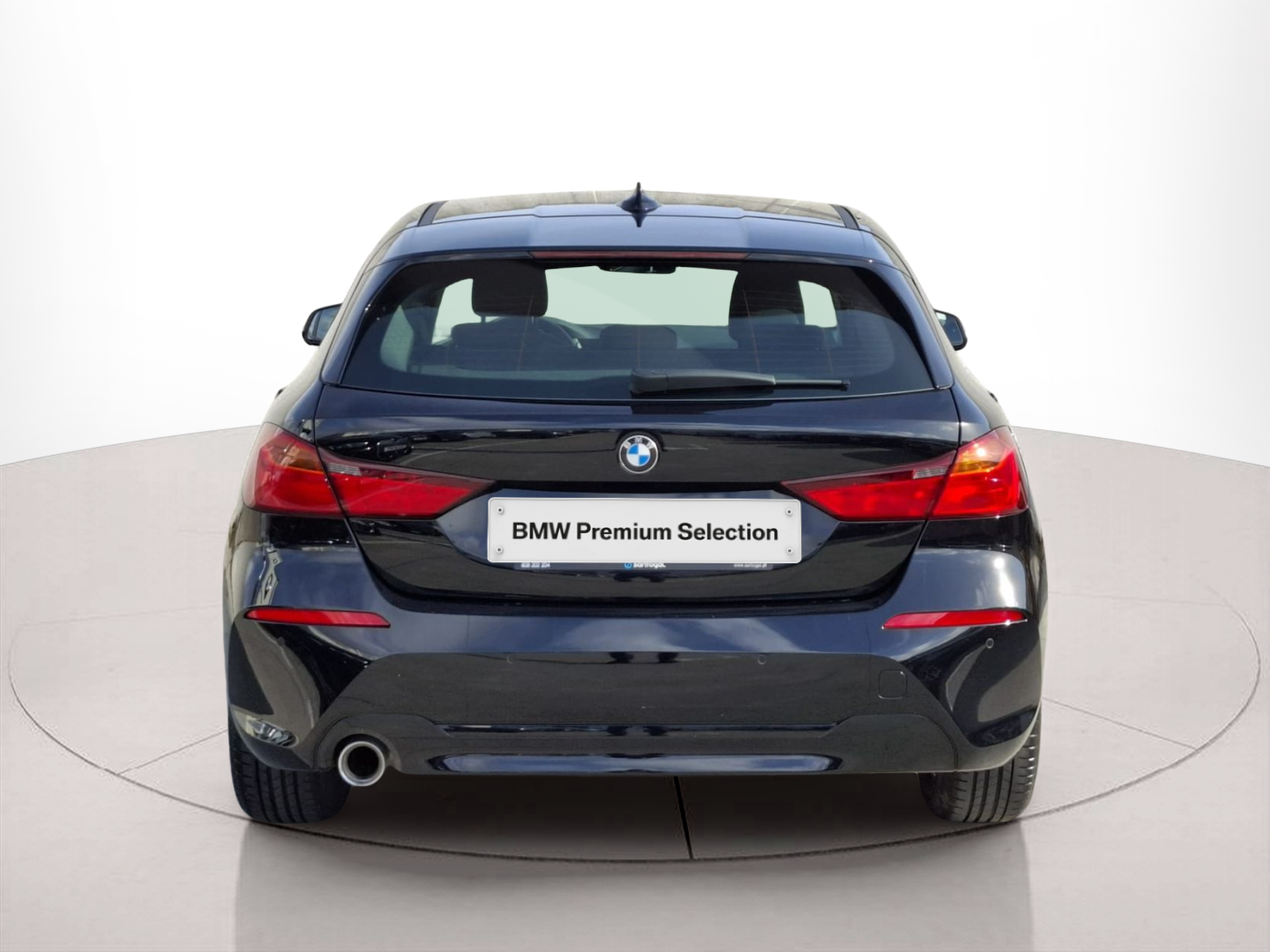 BMW Série 1 116d color Negro. Año 2024. 85KW(116CV). Diesel. En concesionario Santogal Carnaxide de Oeiras