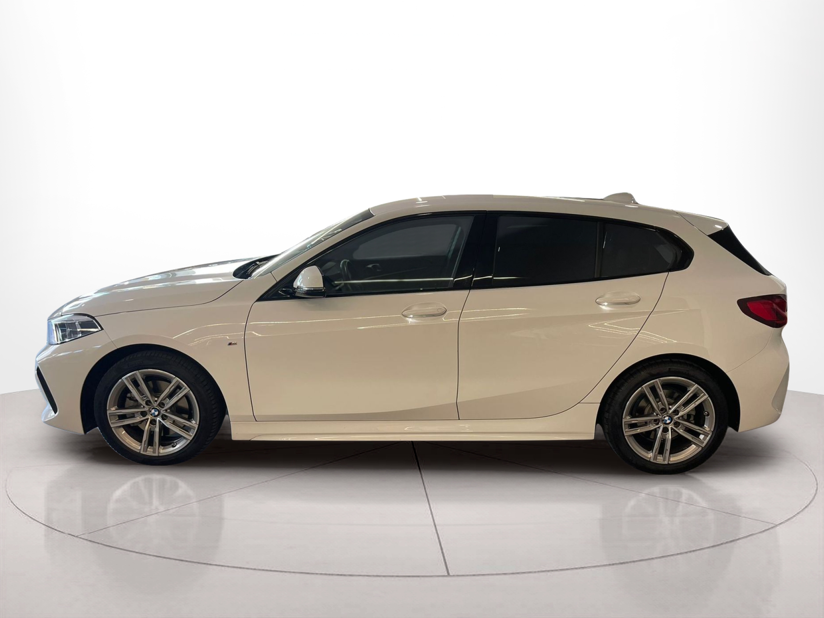 Fotos de BMW Série 1 116d color Blanco. Año 2024. 85KW(116CV). Diesel. En concesionario Santogal Carnaxide de Oeiras