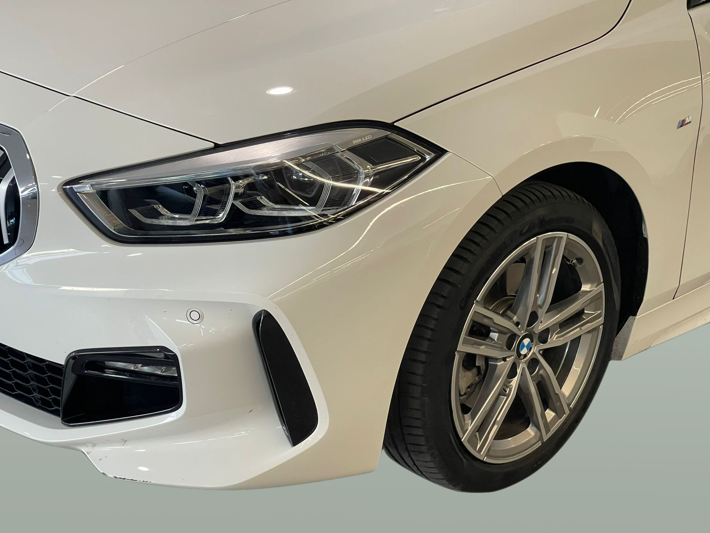 BMW Série 1 116d color Blanco. Año 2024. 85KW(116CV). Diesel. En concesionario Santogal Carnaxide de Oeiras