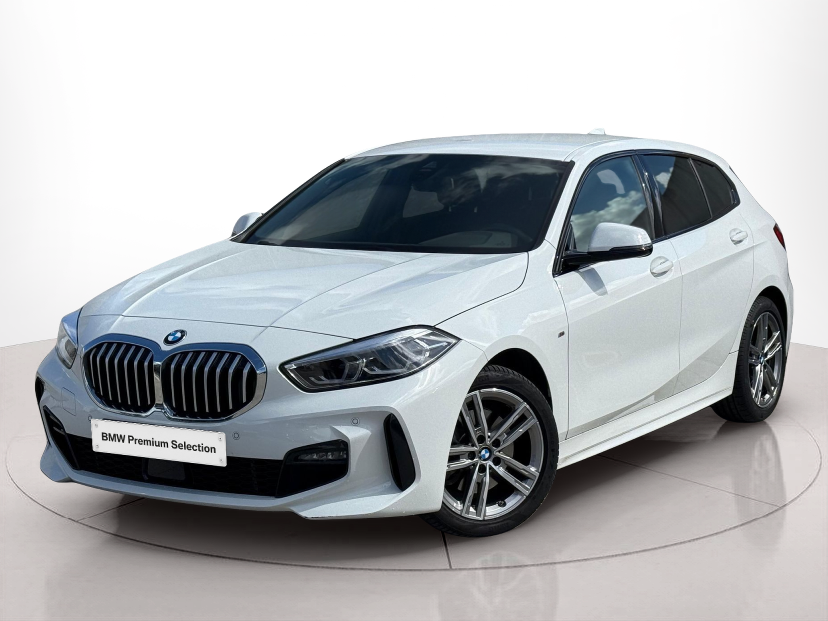 Fotos de BMW Série 1 116d color Blanco. Año 2024. 85KW(116CV). Diesel. En concesionario Santogal Carnaxide de Oeiras