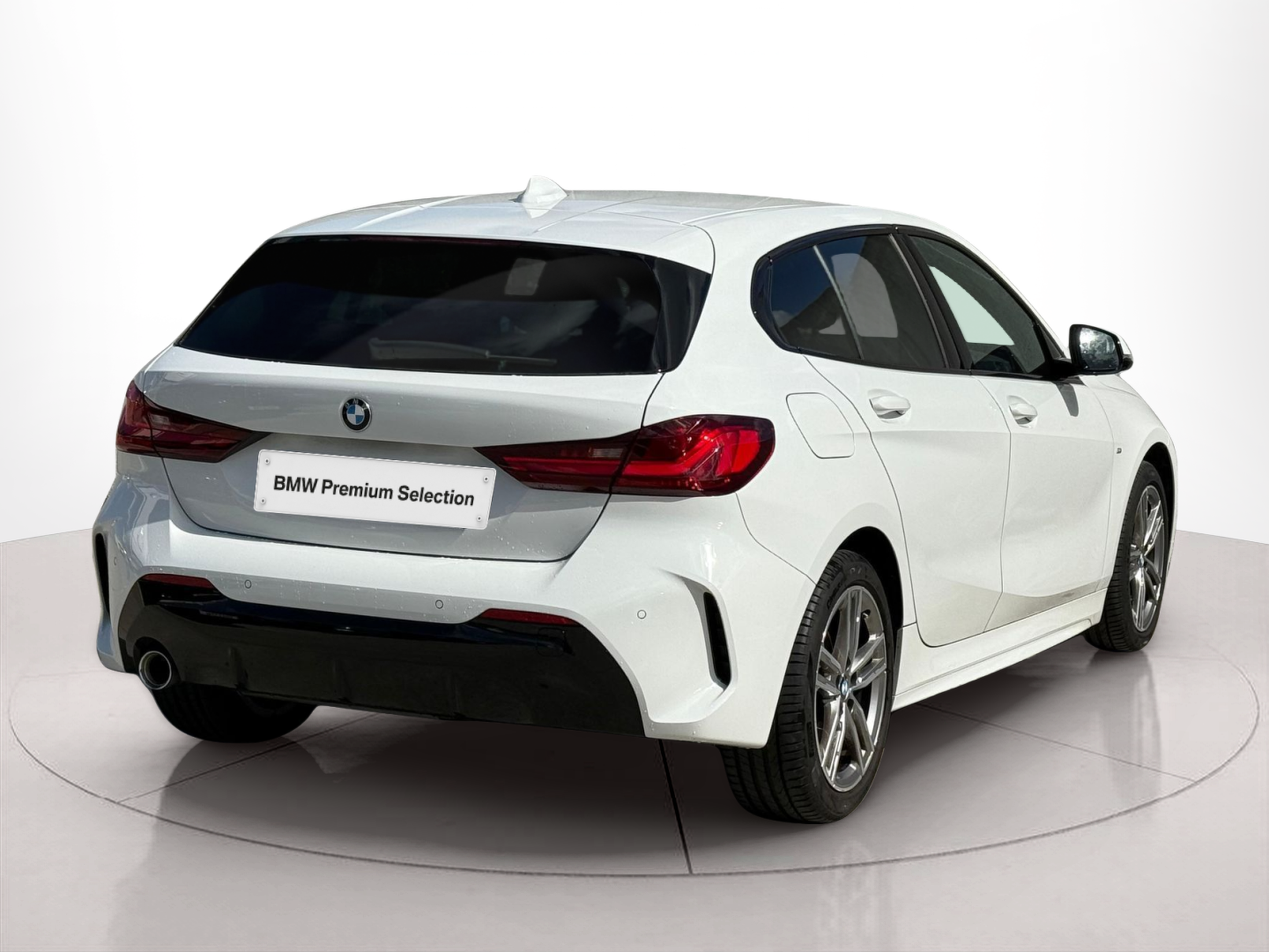 BMW Série 1 116d color Blanco. Año 2024. 85KW(116CV). Diesel. En concesionario Santogal Carnaxide de Oeiras