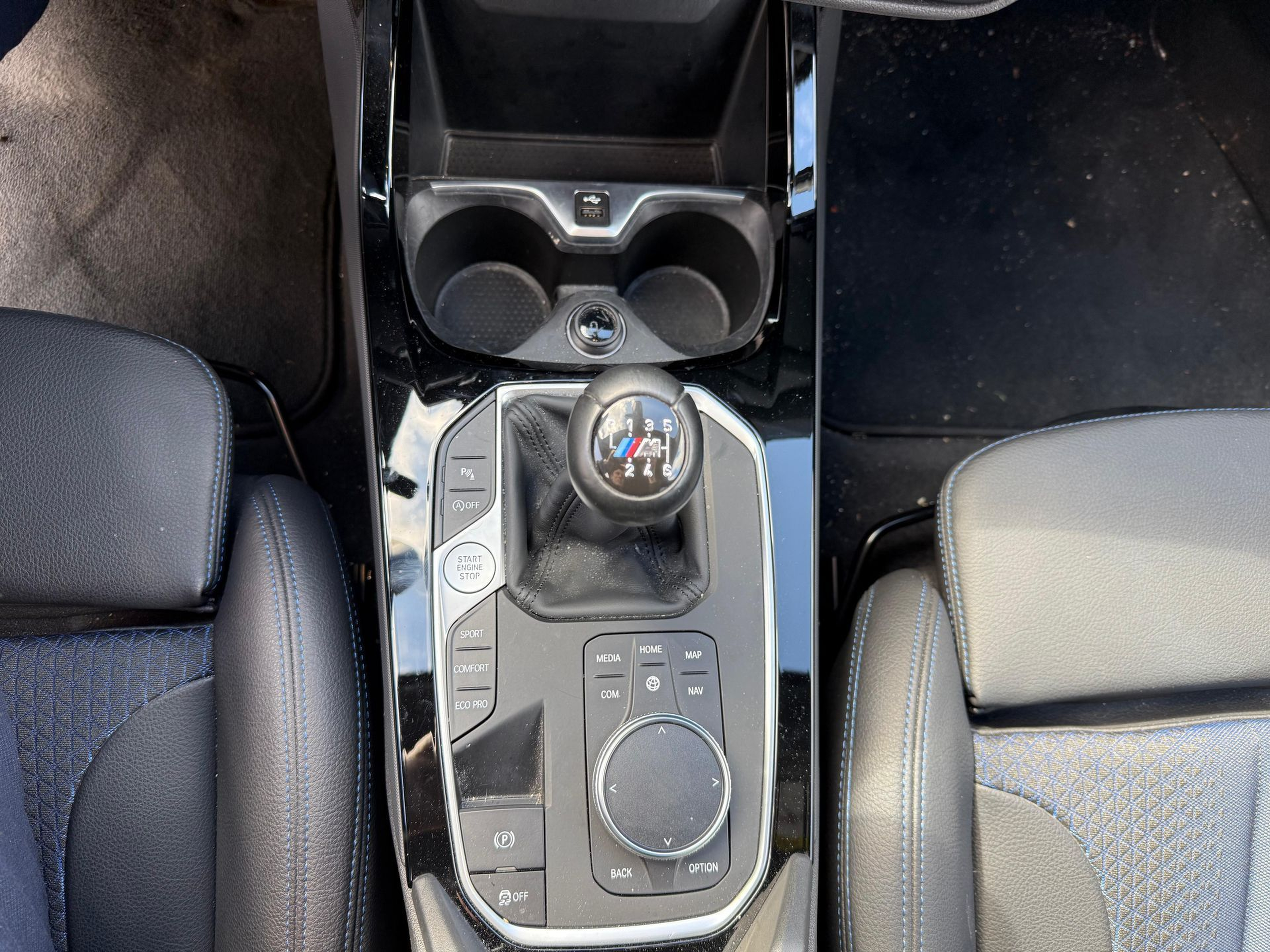 BMW Série 1 116d color Blanco. Año 2024. 85KW(116CV). Diesel. En concesionario Santogal Carnaxide de Oeiras