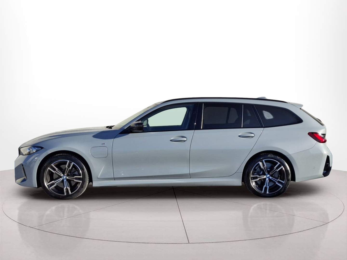 BMW Série 3 320e Touring color Gris. Año 2024. 150KW(204CV). Elétrico / Gasolina Híbrido. En concesionario Santogal Carnaxide de Oeiras