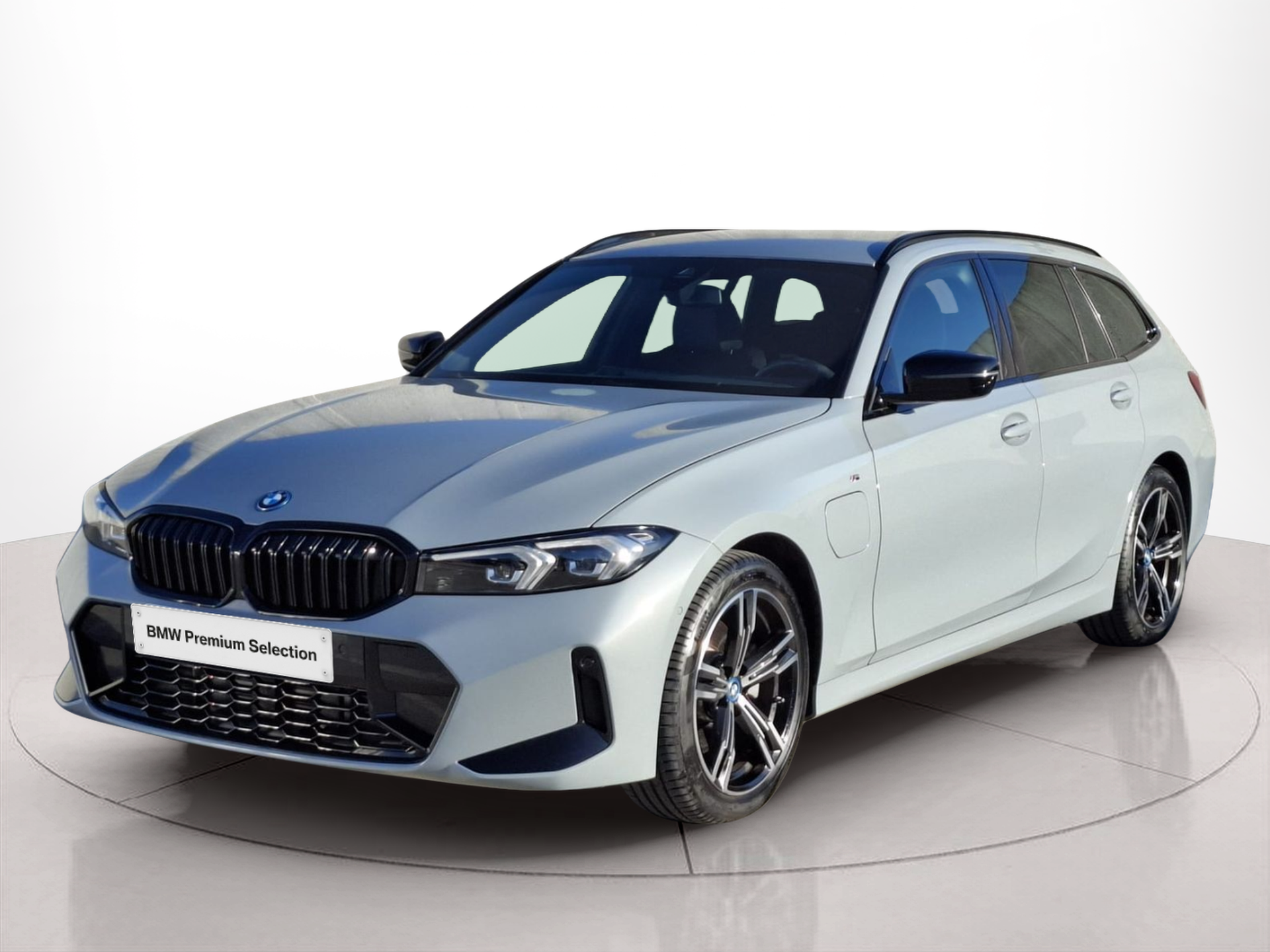 Fotos de BMW Série 3 320e Touring color Gris. Año 2024. 150KW(204CV). Elétrico / Gasolina Híbrido. En concesionario Santogal Carnaxide de Oeiras