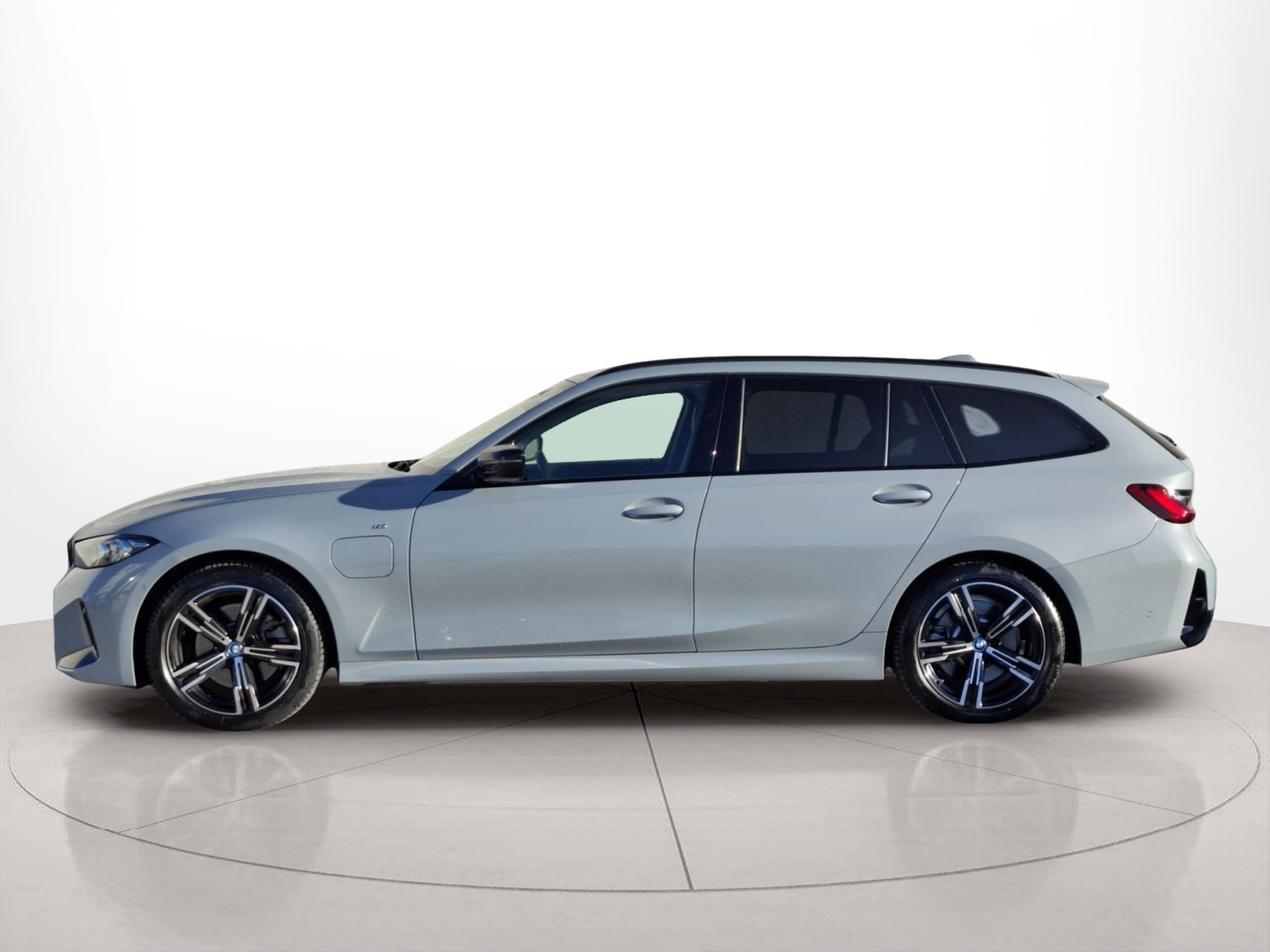 Fotos de BMW Série 3 320e Touring color Gris. Año 2024. 150KW(204CV). Elétrico / Gasolina Híbrido. En concesionario Santogal Carnaxide de Oeiras