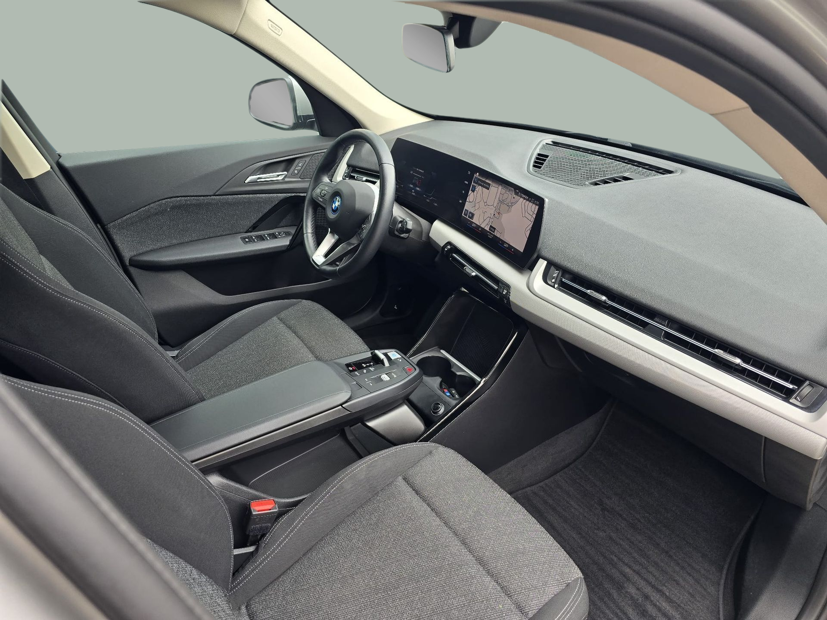 BMW iX1 xDrive30 color Gris Plata. Año 2023. 230KW(313CV). Elétrico. En concesionario Santogal Oeiras de Oeiras