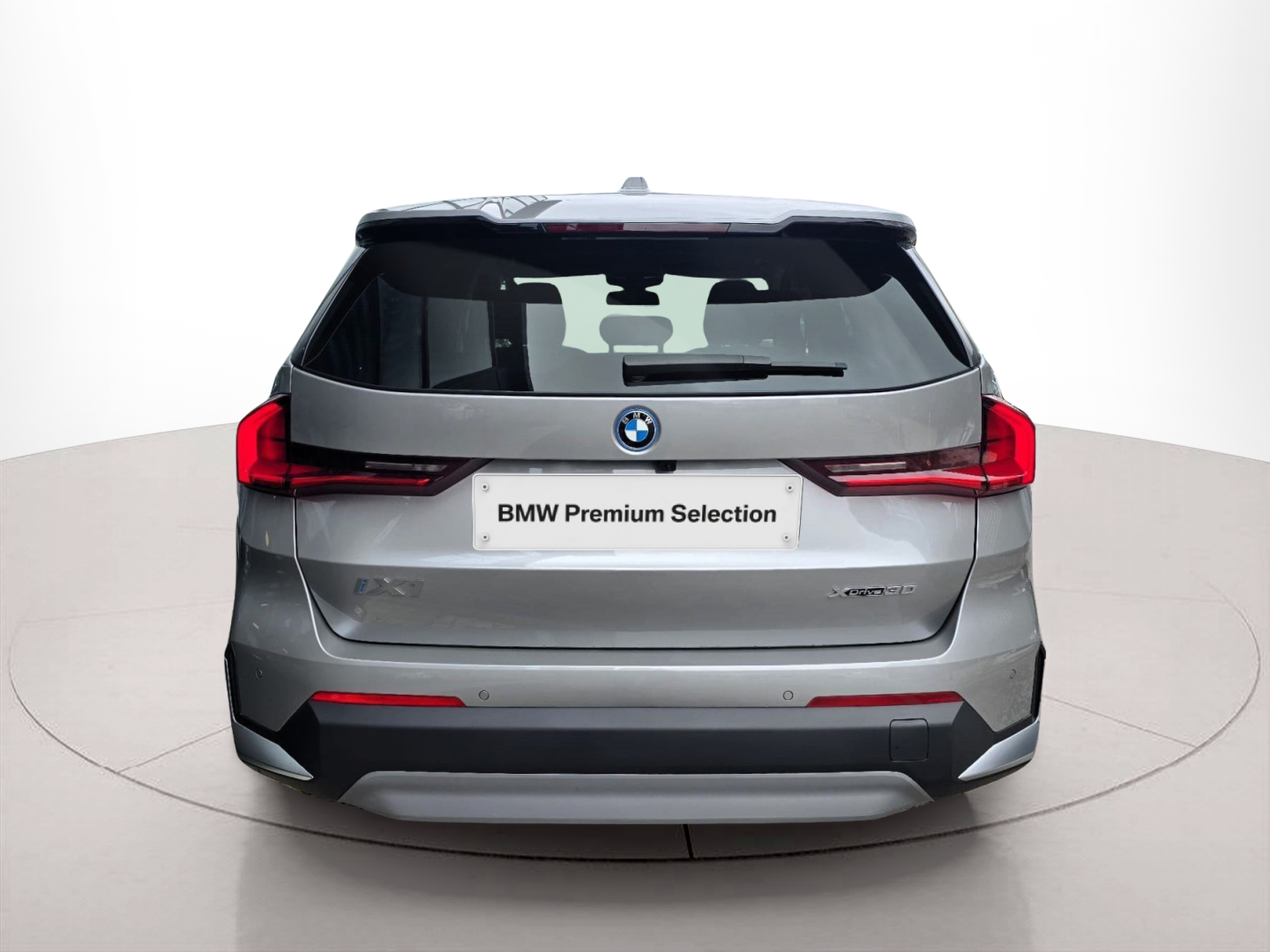BMW iX1 xDrive30 color Gris Plata. Año 2023. 230KW(313CV). Elétrico. En concesionario Santogal Oeiras de Oeiras