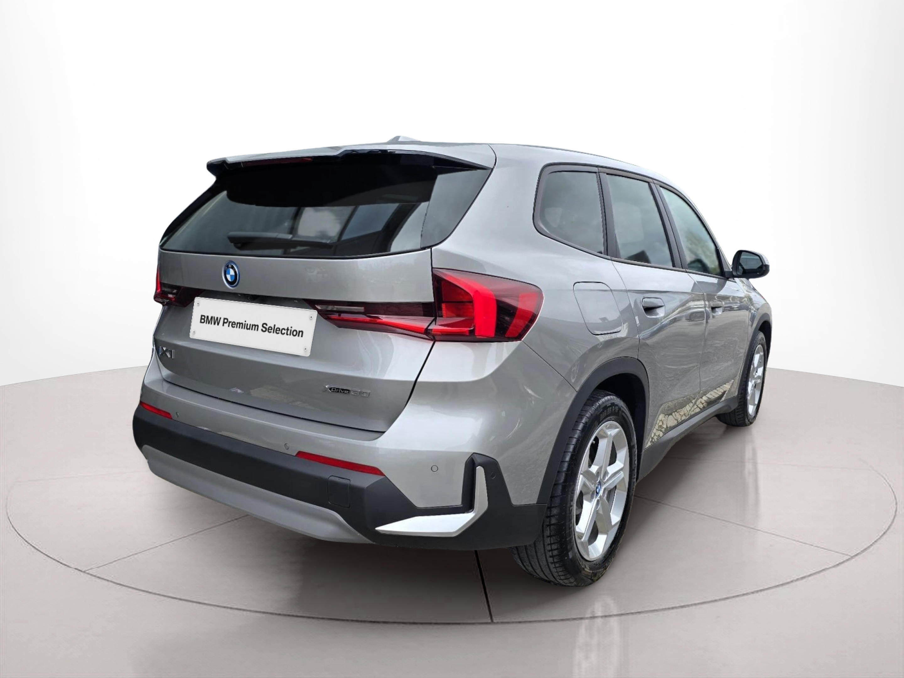 BMW iX1 xDrive30 color Gris Plata. Año 2023. 230KW(313CV). Elétrico. En concesionario Santogal Oeiras de Oeiras