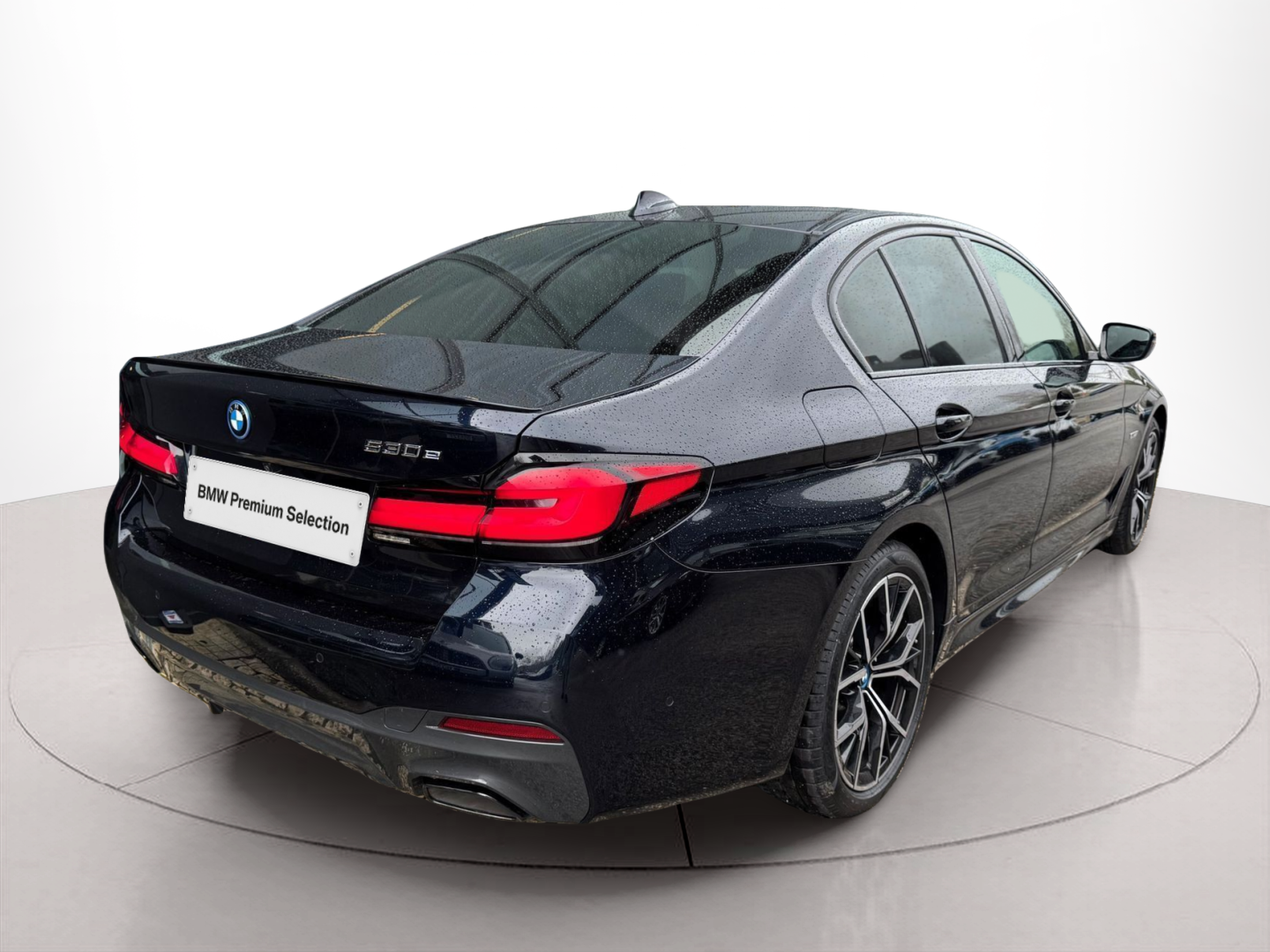 BMW Série 5 530e Berlina color Negro. Año 2022. 215KW(292CV). Elétrico / Gasolina Híbrido. En concesionario Santogal Oeiras de Oeiras