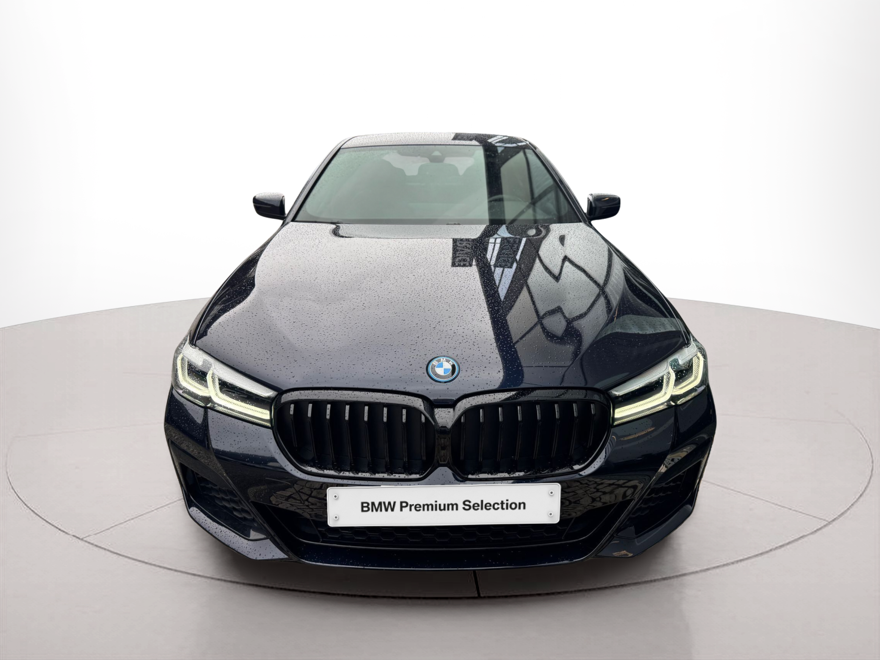 Fotos de BMW Série 5 530e Berlina color Negro. Año 2022. 215KW(292CV). Elétrico / Gasolina Híbrido. En concesionario Santogal Oeiras de Oeiras