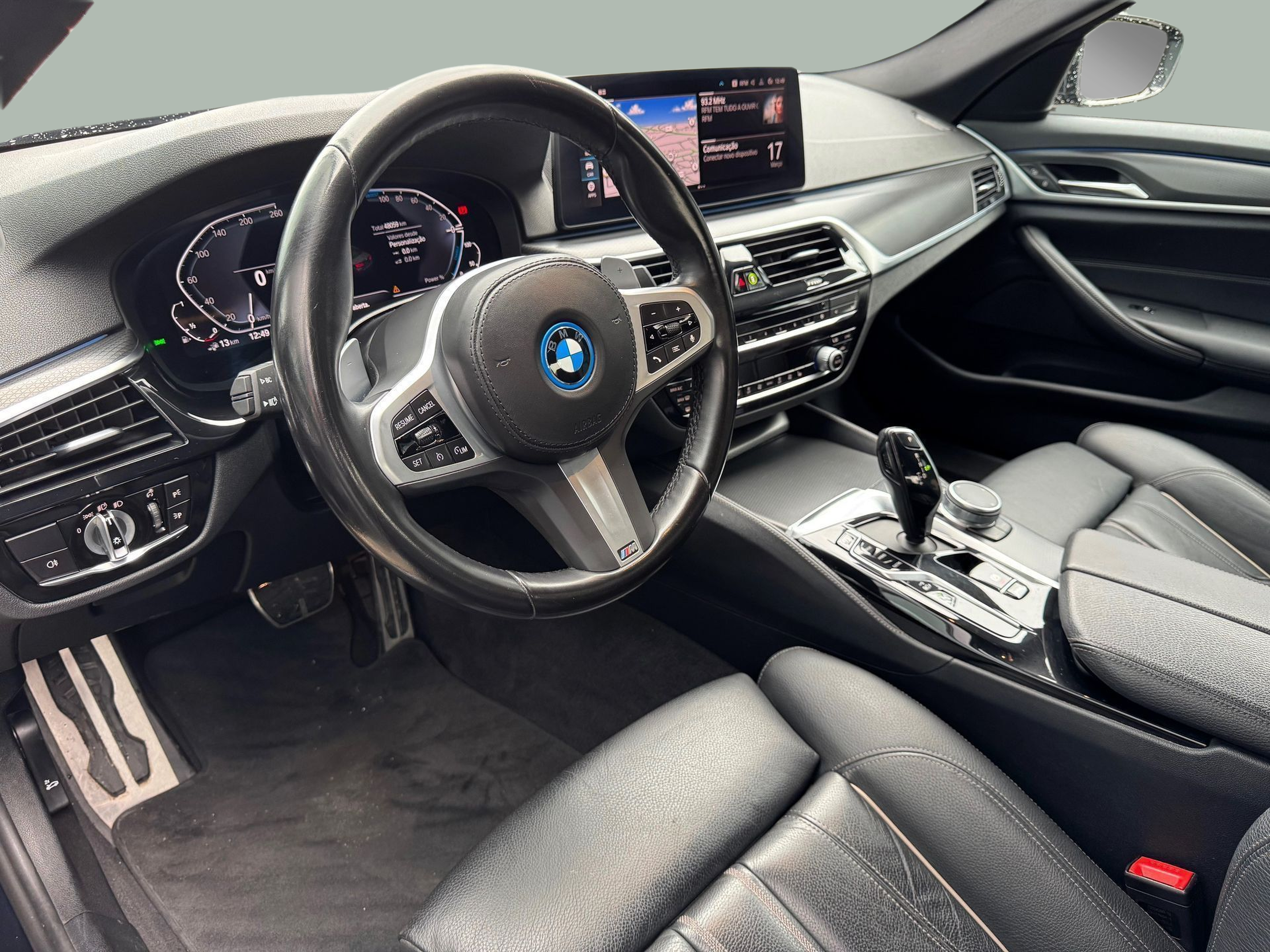 BMW Série 5 530e Berlina color Negro. Año 2022. 215KW(292CV). Elétrico / Gasolina Híbrido. En concesionario Santogal Oeiras de Oeiras