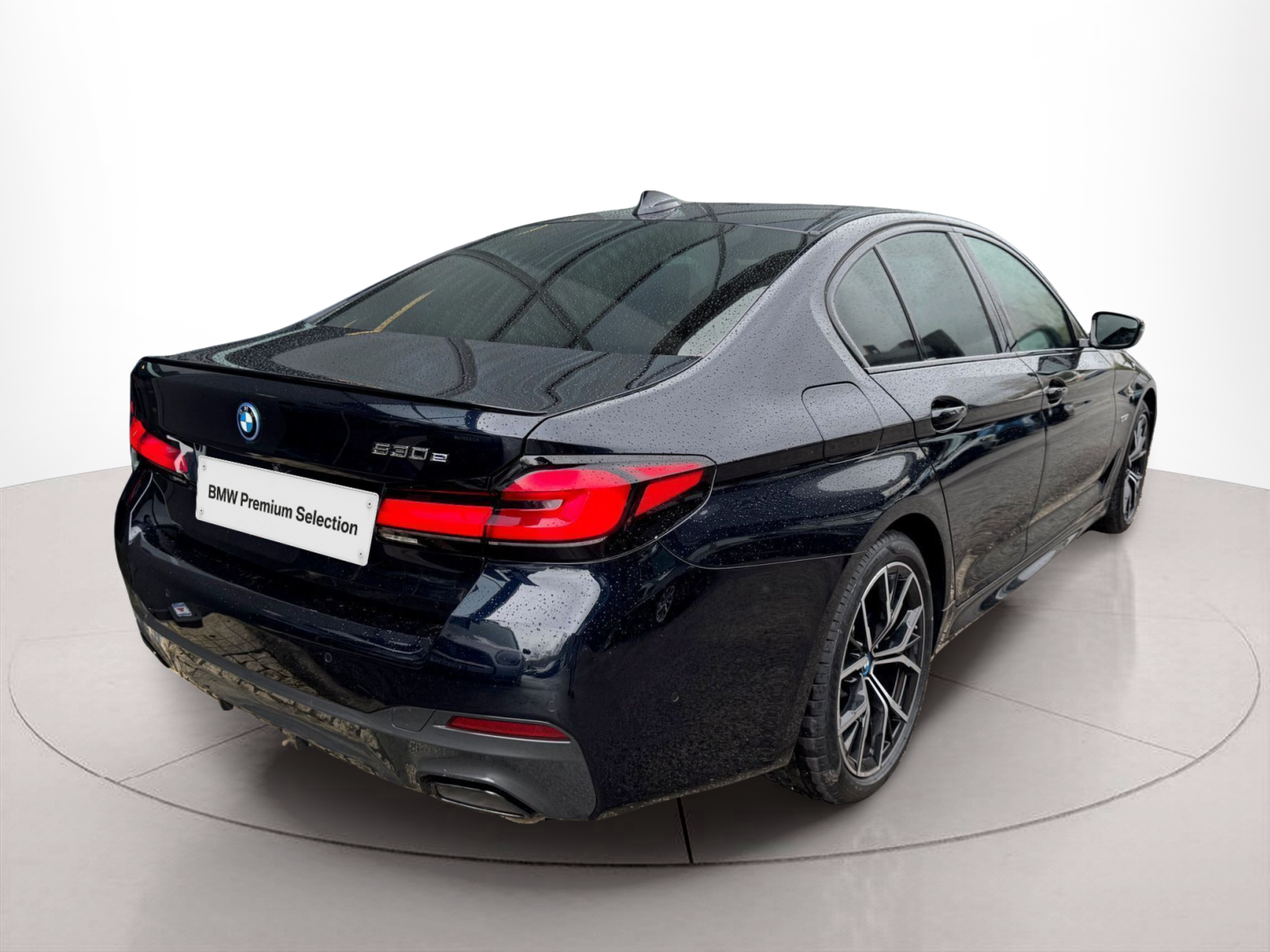 Fotos de BMW Série 5 530e Berlina color Negro. Año 2022. 215KW(292CV). Elétrico / Gasolina Híbrido. En concesionario Santogal Oeiras de Oeiras