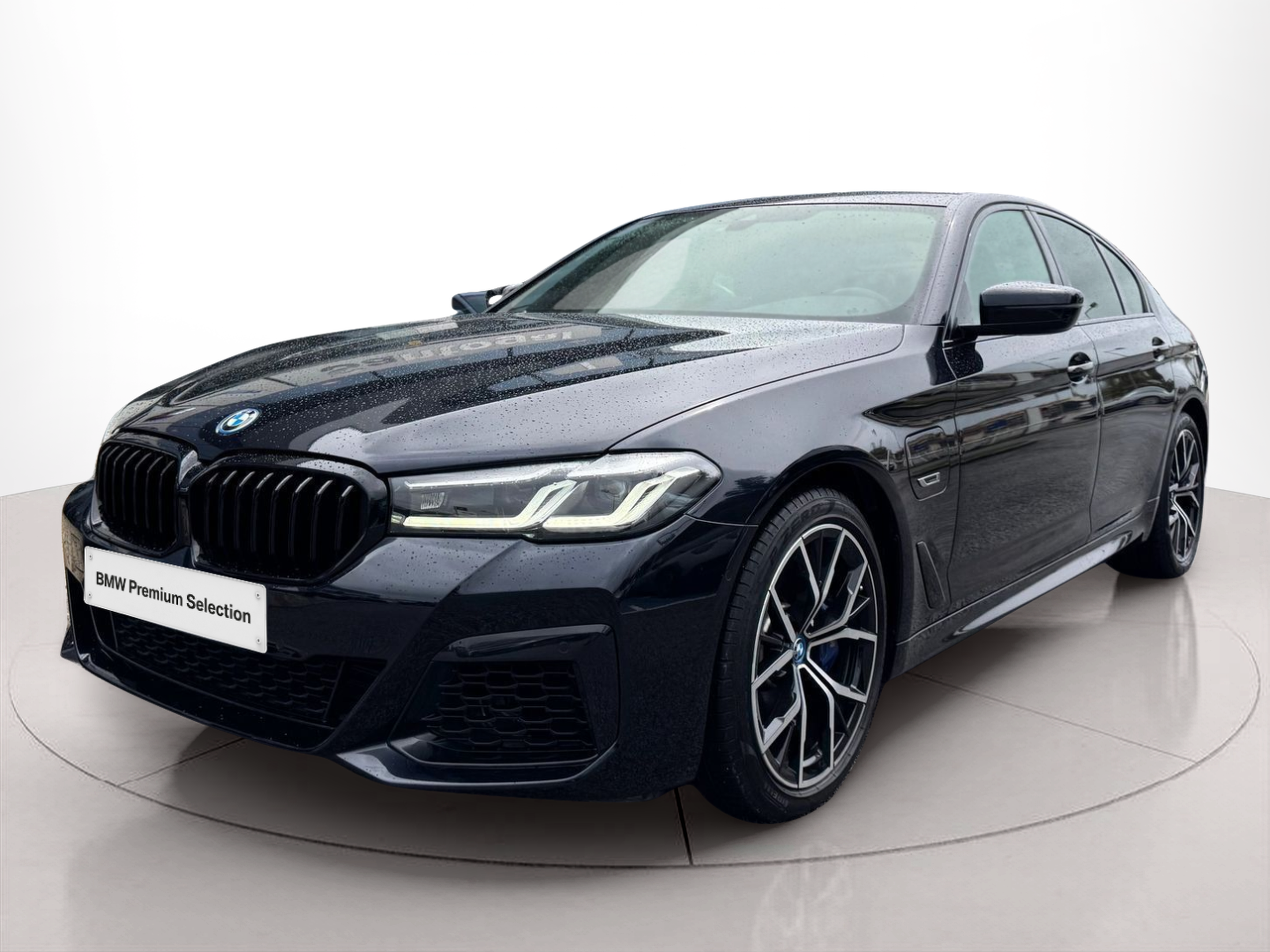 Fotos de BMW Série 5 530e Berlina color Negro. Año 2022. 215KW(292CV). Elétrico / Gasolina Híbrido. En concesionario Santogal Oeiras de Oeiras