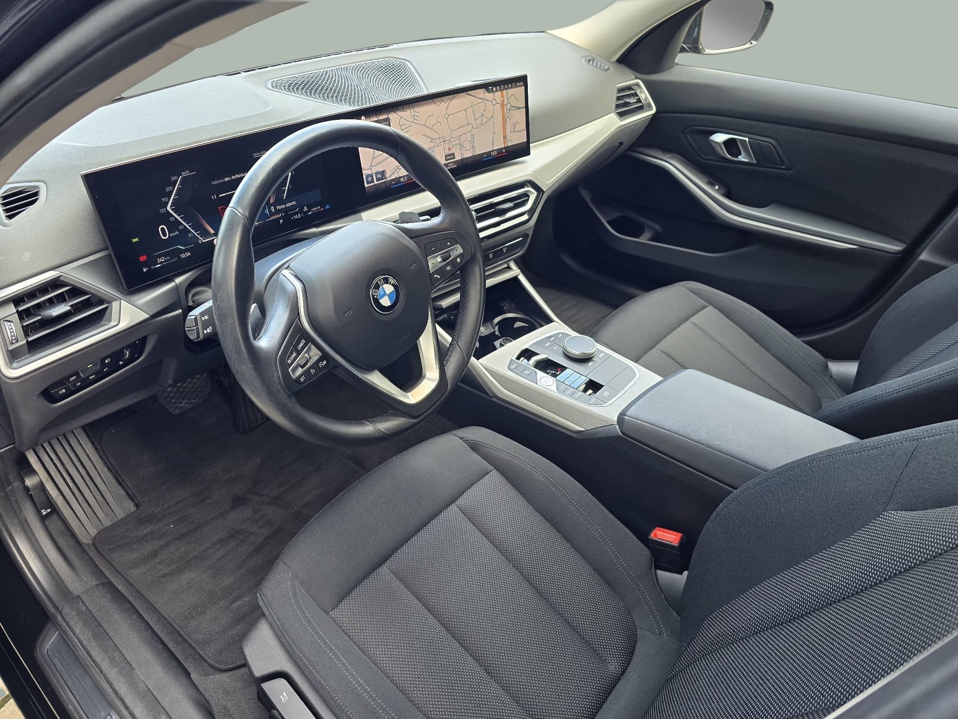 BMW Série 3 318d Touring color Negro. Año 2023. 110KW(150CV). Diesel. En concesionario Santogal Oeiras de Oeiras
